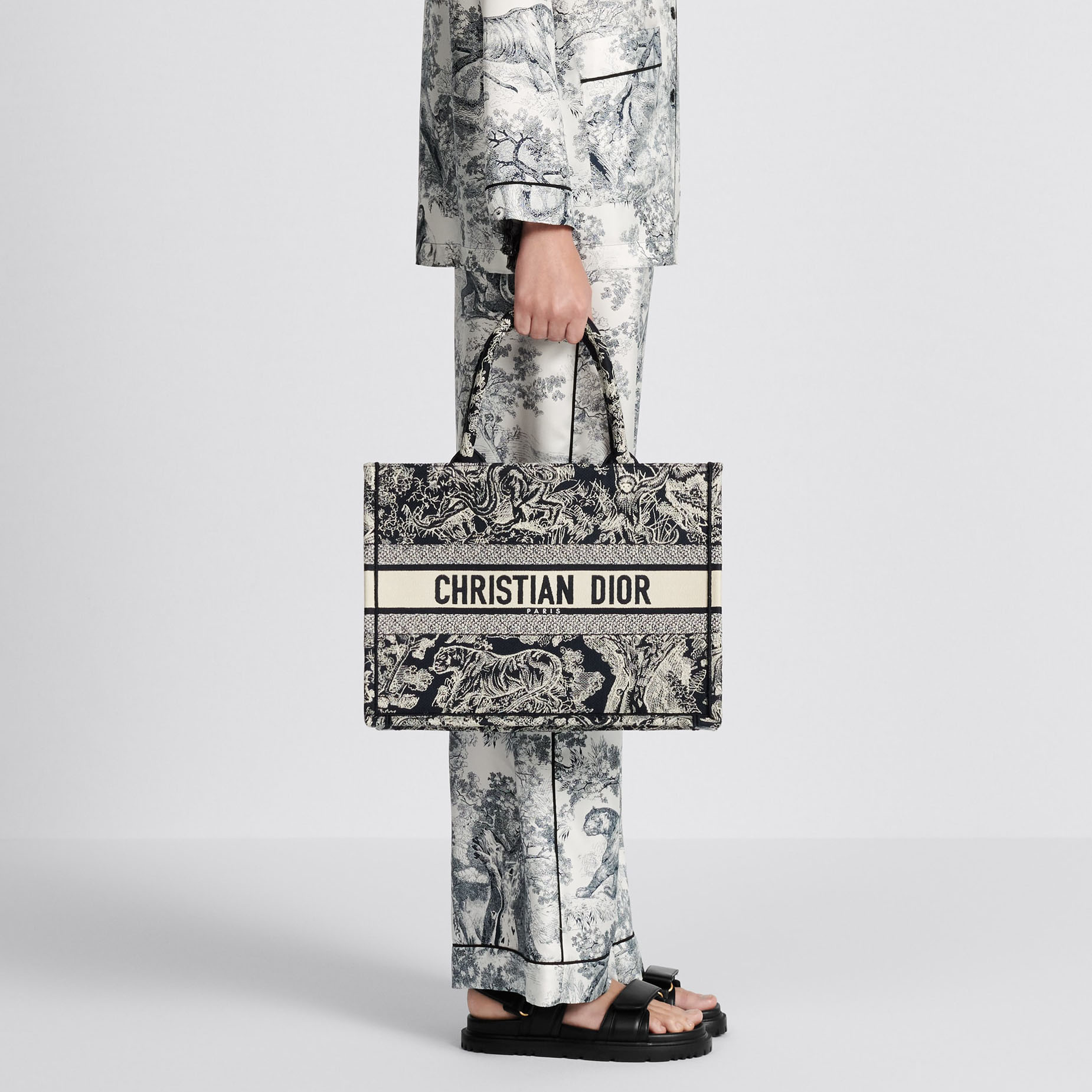 MEDIUM BOOK TOTE