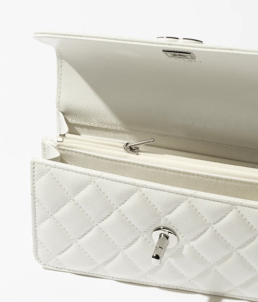 CLUTCH WITH CHAIN Shiny grained Calsfkin, Resin & Silver-Tone Metal White