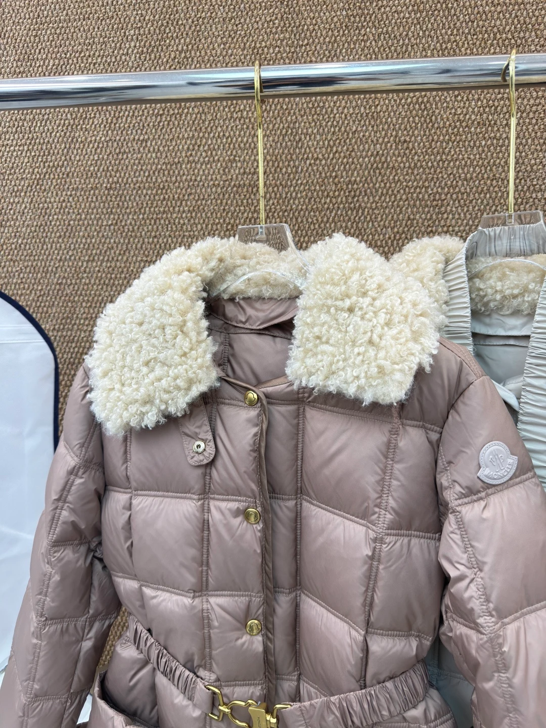 Moncler Daunenjacke Pelzkragen Pflaumenfarben IM732863