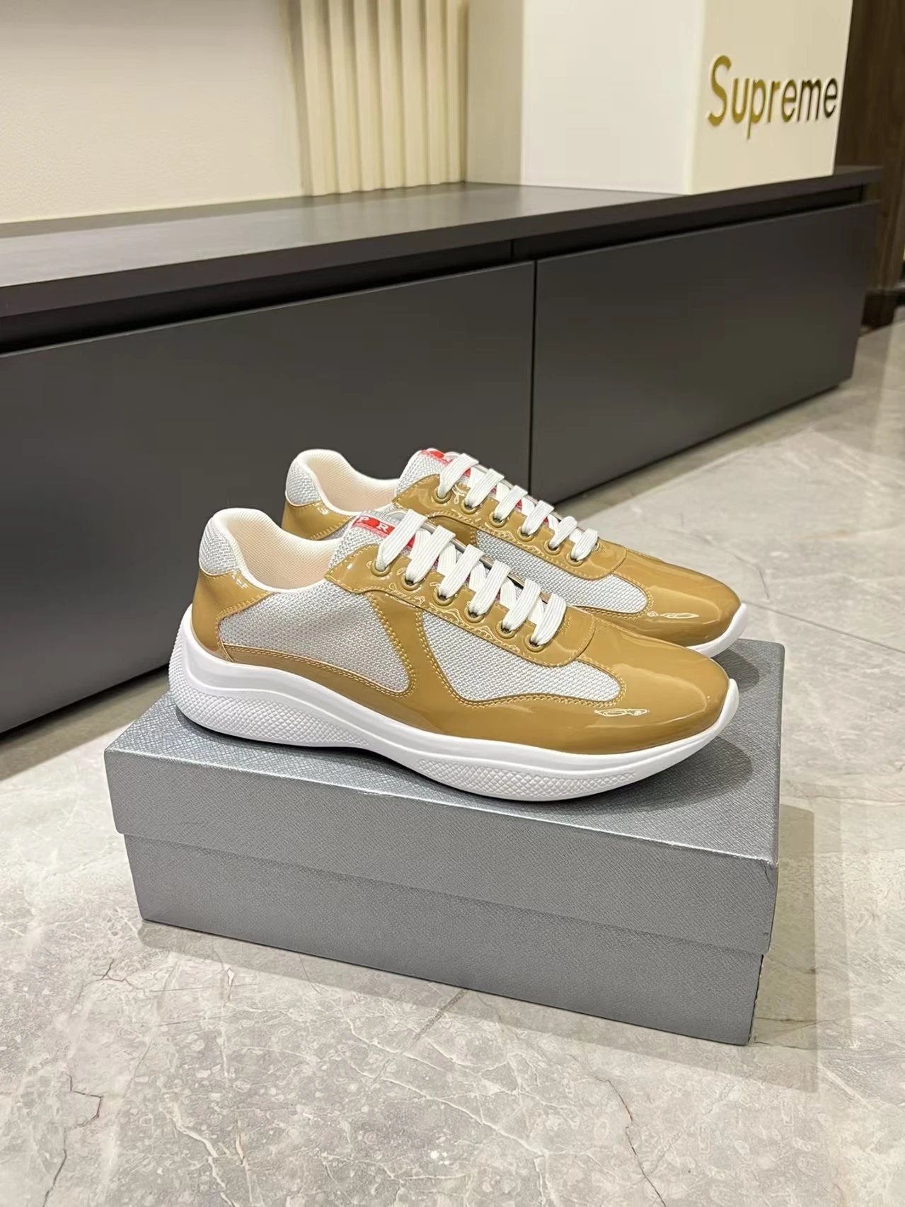 Prada top quality lacquer shoes