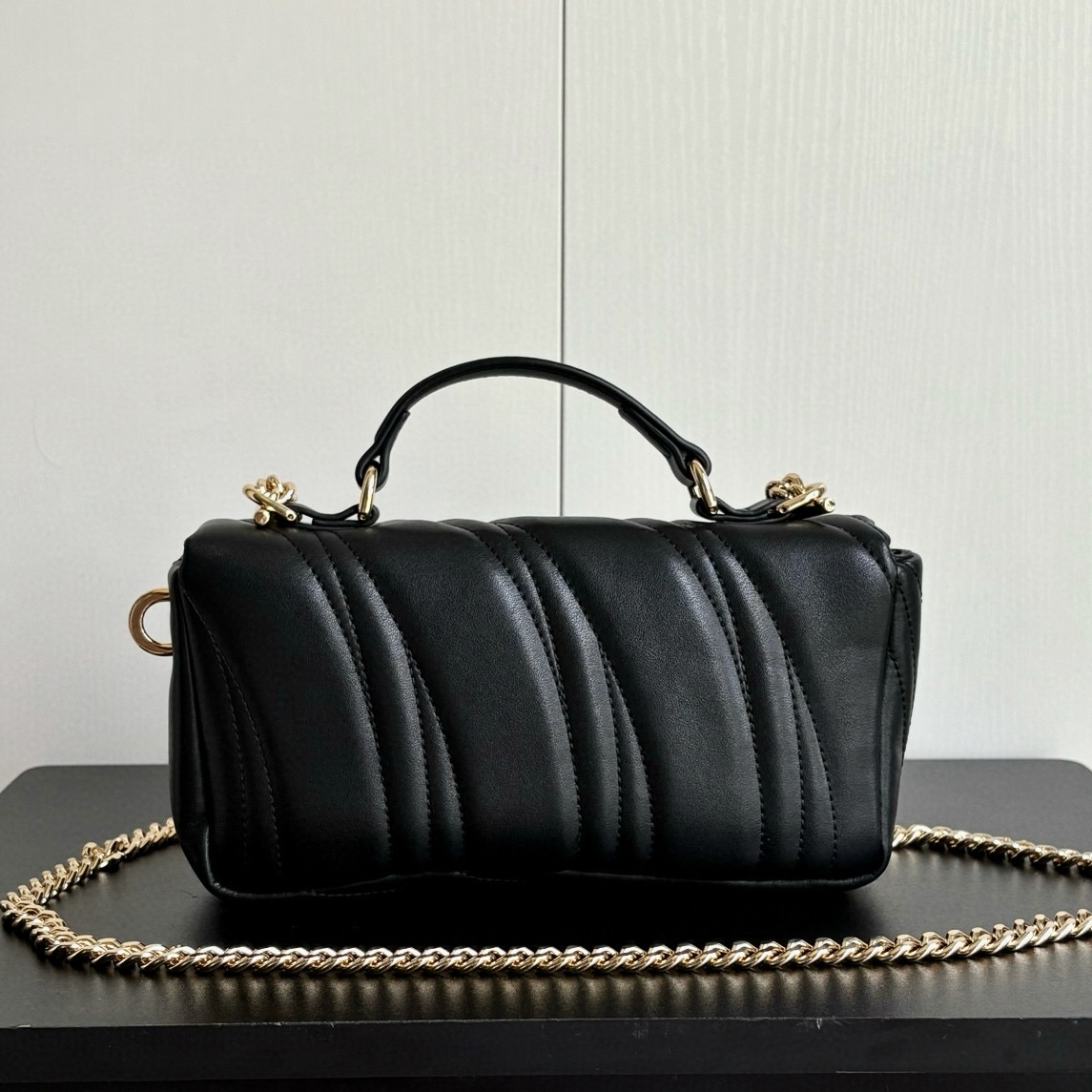 Gucci 806017 Full Leather Quilted Double G Chain Bag/Small Square Handbag (21 × 12.5 × 4.5cm)