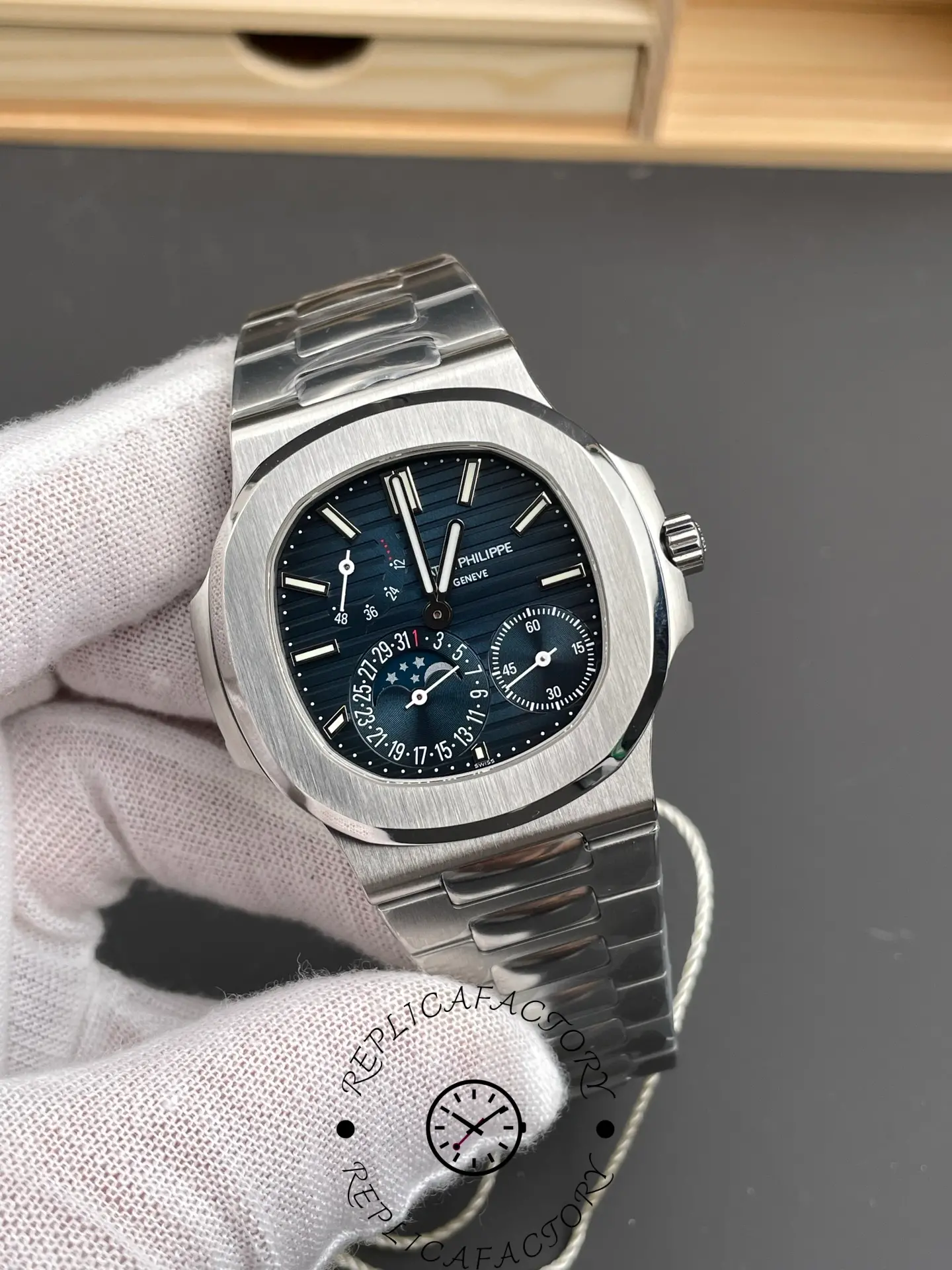 Replica Patek Philippe Nautilus 5712 1A 001 40mm Mens Watch