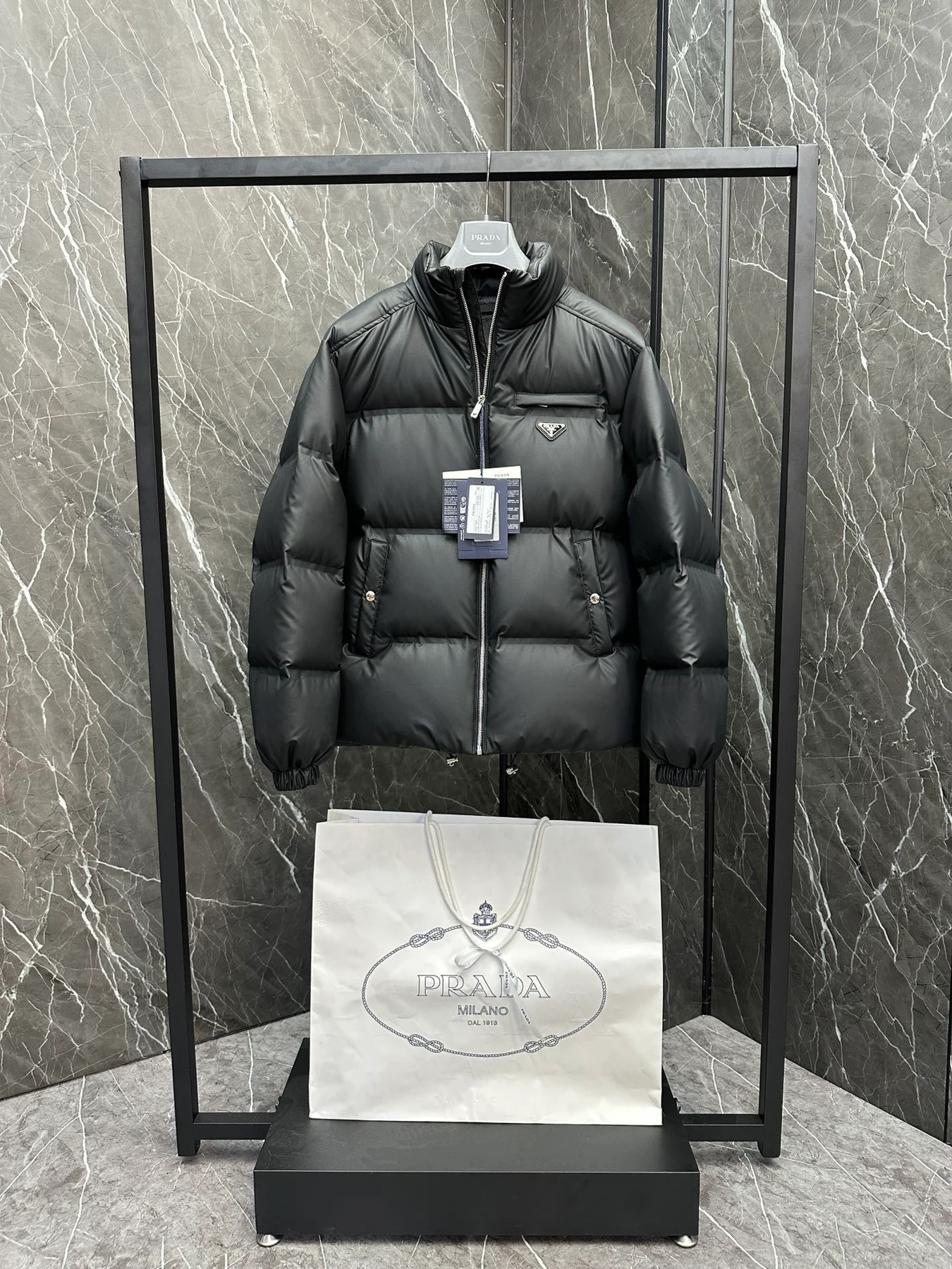 Prada 25FW Schwarz Daunenjacken NZ642502
