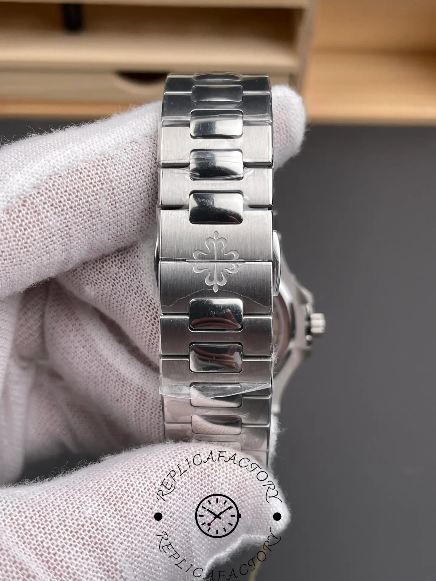 Replica Patek Philippe Nautilus 5712 1A 001 40mm Mens Watch