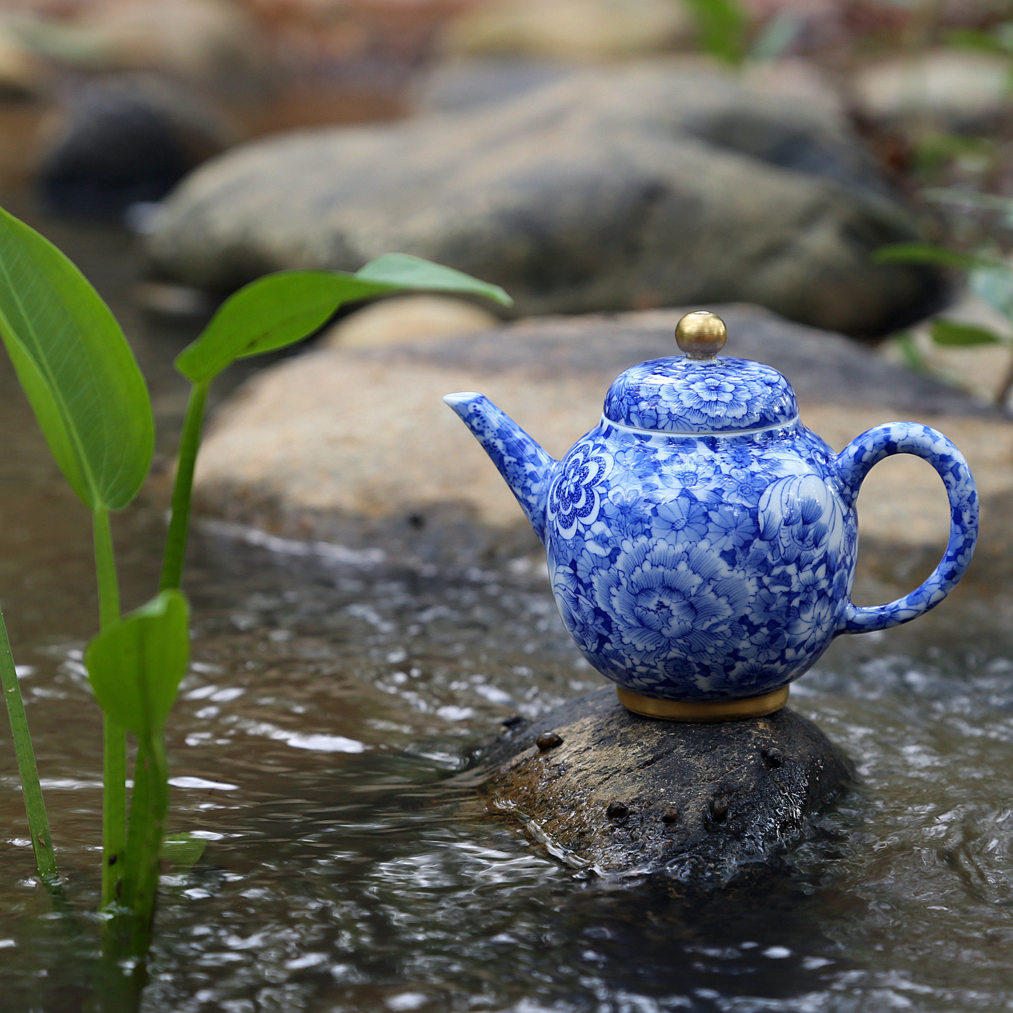 Premium Hand-Painted Tea Ware • Thousand-Flower Handmade Teapot • Exquisite Hand-Painted with Ball Infuser • Jingdezhen Hand-Painted Blue and White Porcelain