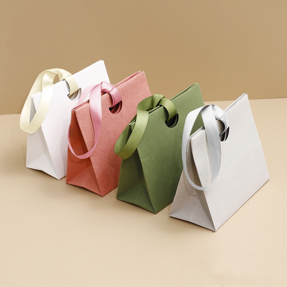New Style Paper Handheld Gift Bag, Custom Printed Cosmetic Lipstick Packaging Bag, Reusable Portable Gift Paper Bag For Present Wholesale