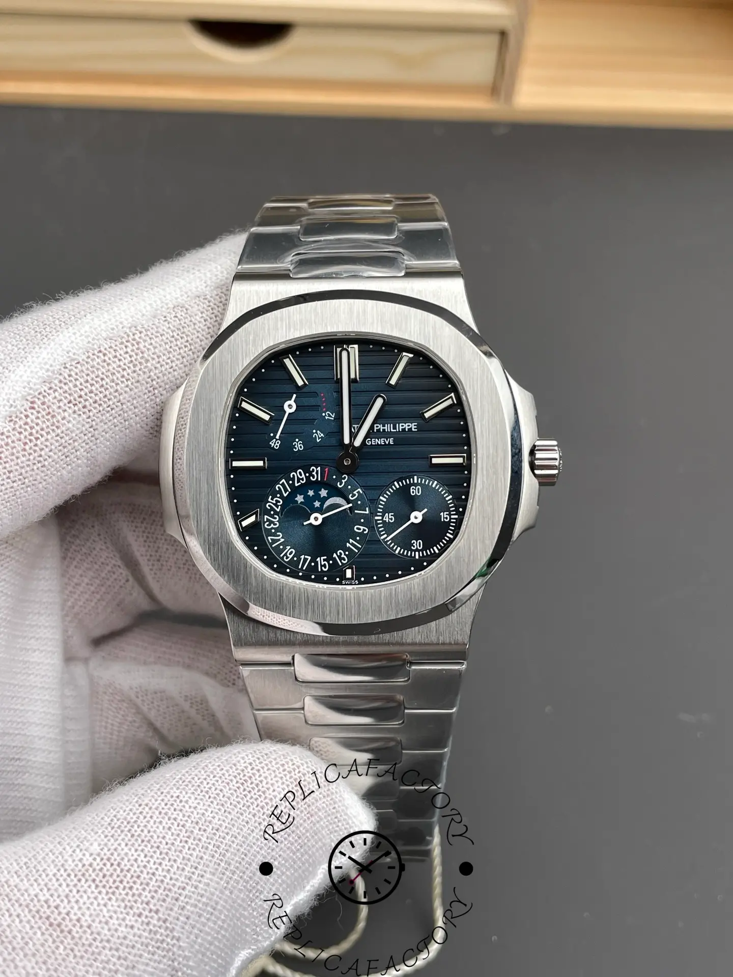 Replica Patek Philippe Nautilus 5712 1A 001 40mm Mens Watch