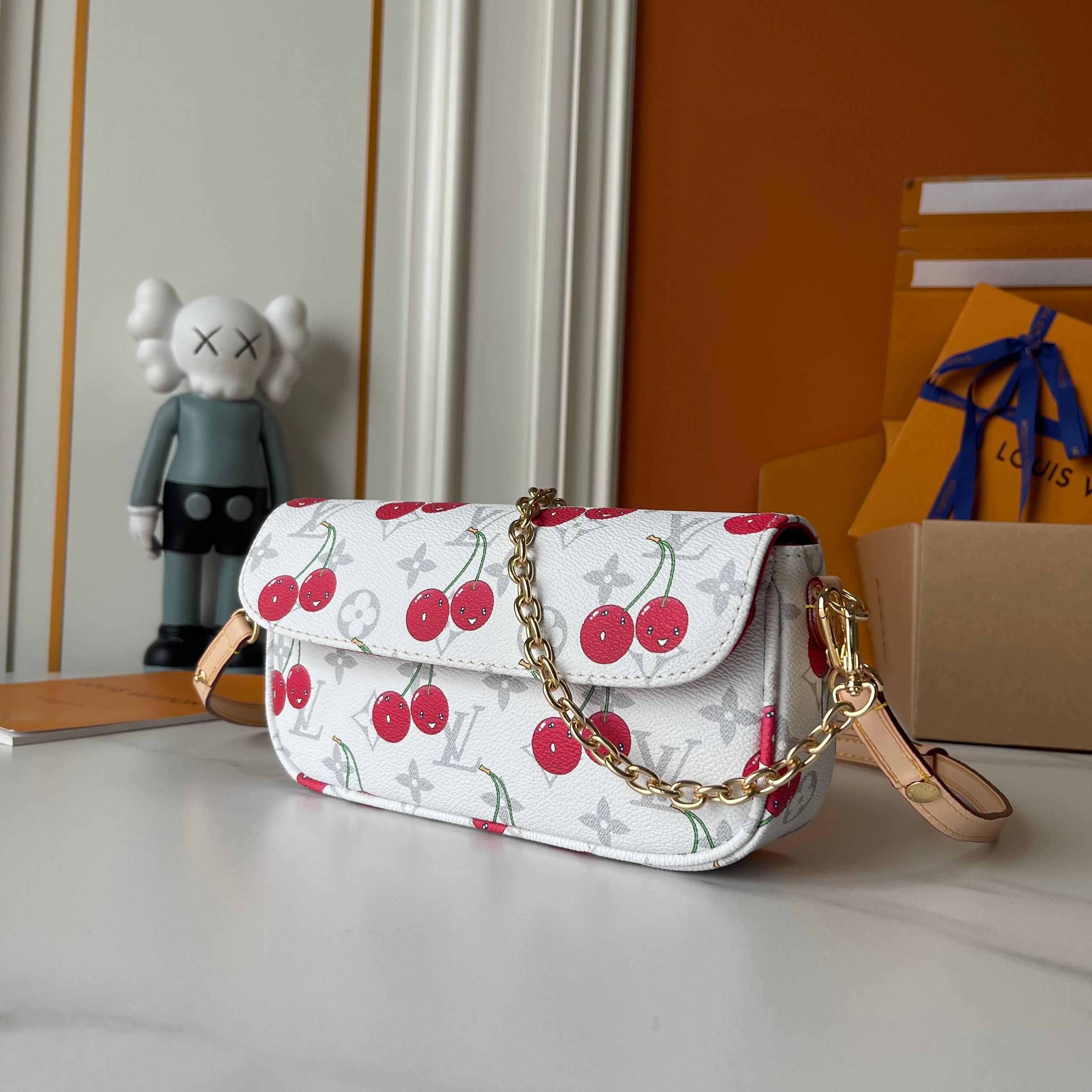 LV Wallet on Chain Ivy handbag features