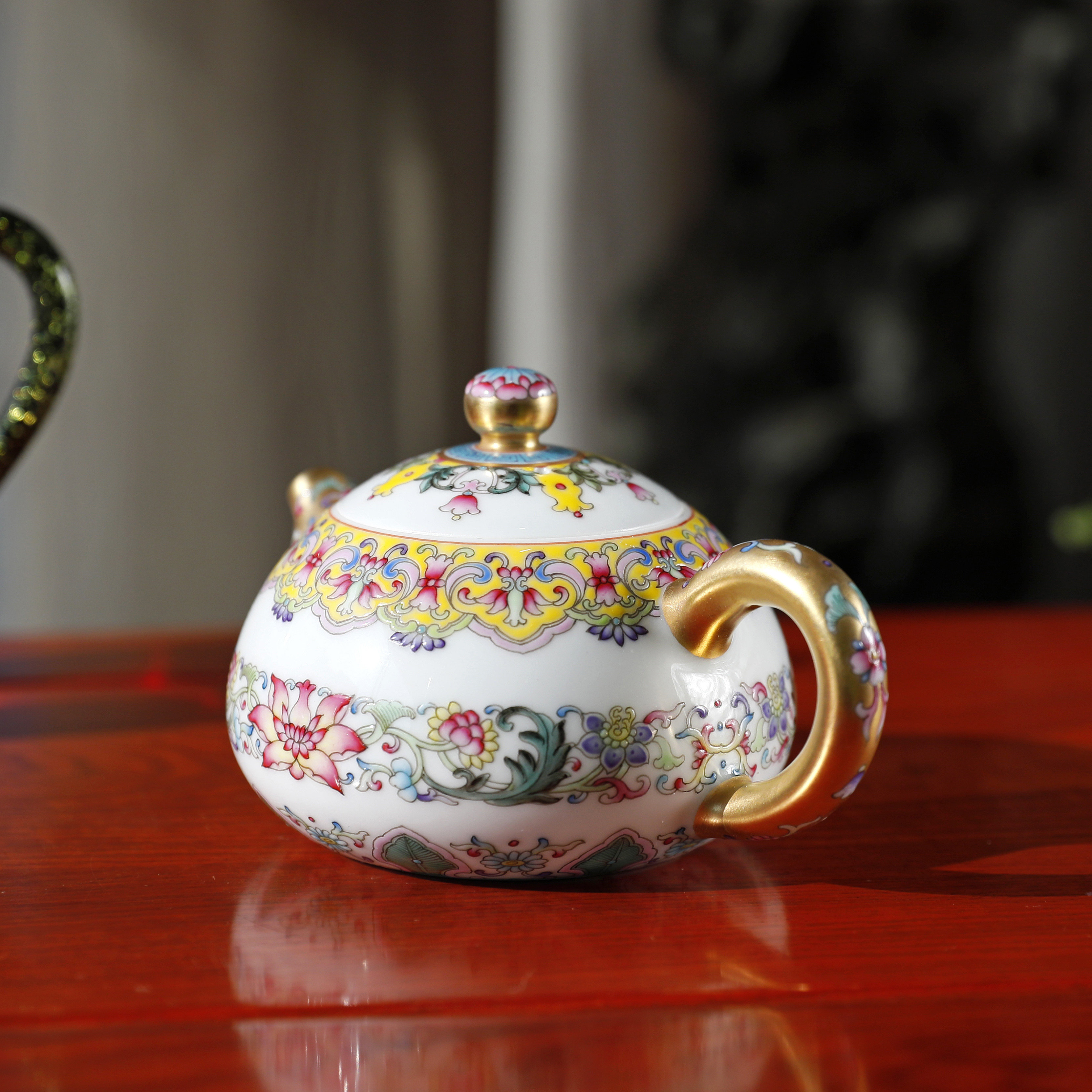 Jingdezhen Exquisite Handmade Hand-Painted Enamel Ruyi Teapot • Pure Gold Detailing • Chinese Porcelain