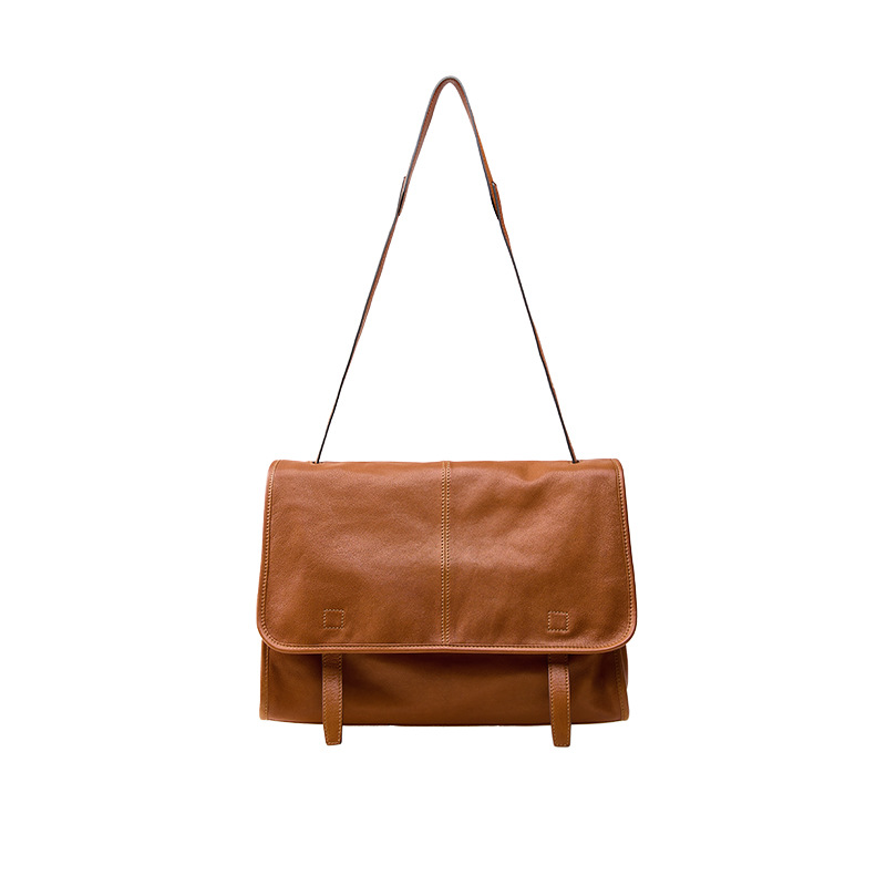 Minimalist Fold-Over Leather Messenger Bag – Adjustable Crossbody in Camel Brown