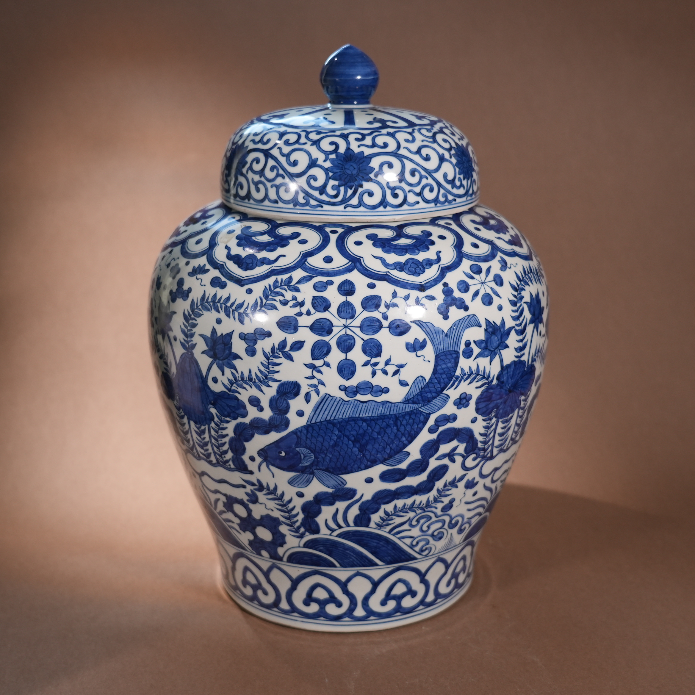 Ancient Chinese Blue and White Covered Jar with Fish and Algae Motifs