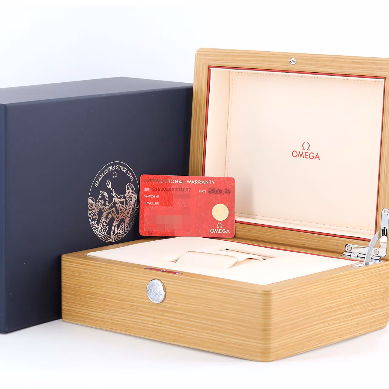 Seahorse Series AQUA TERRA 150M 43mm, 18k Sedna™ gold case on leather strap