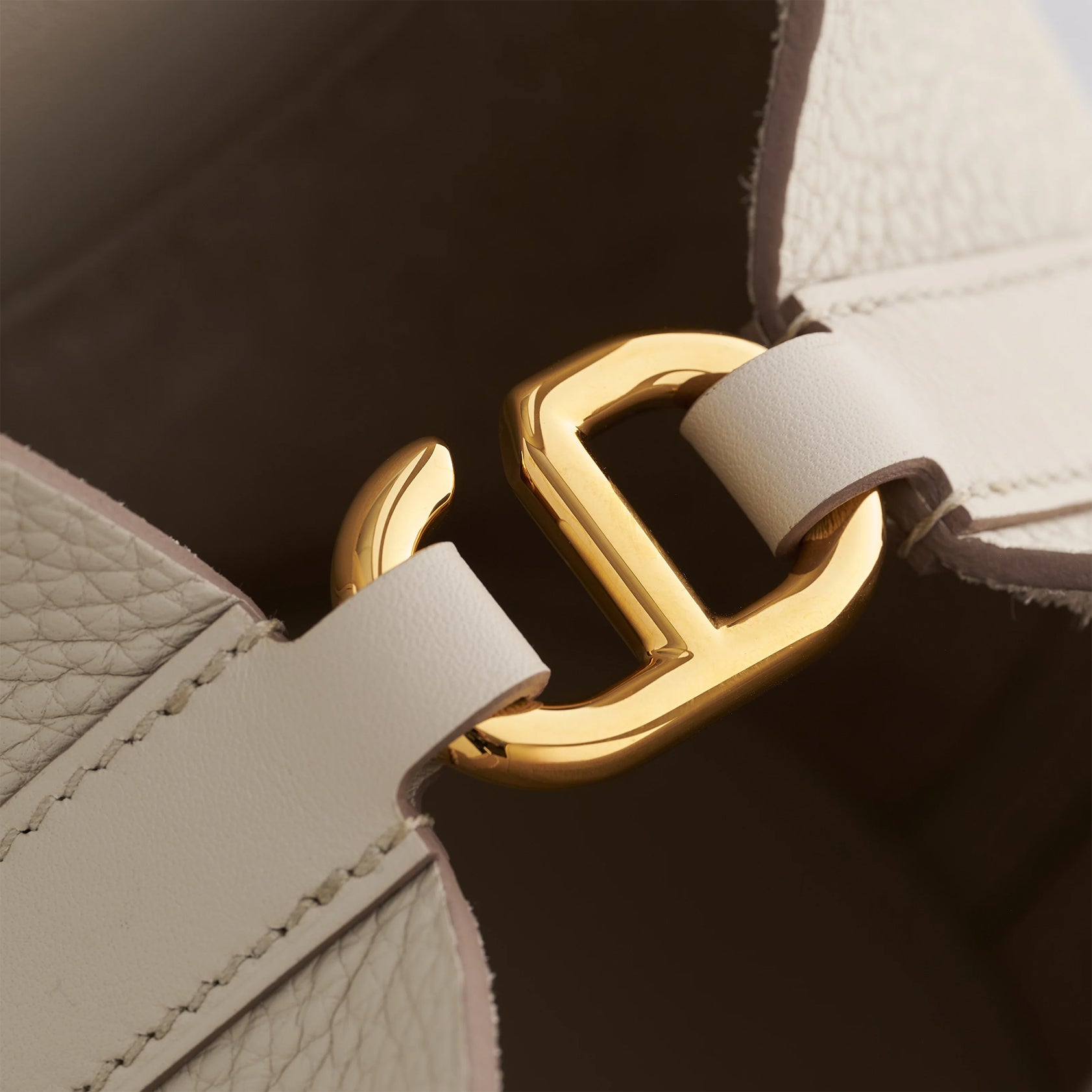 Hermès In-The-Loop Bag 18 Clemence, Swift Beton Gold Hardware