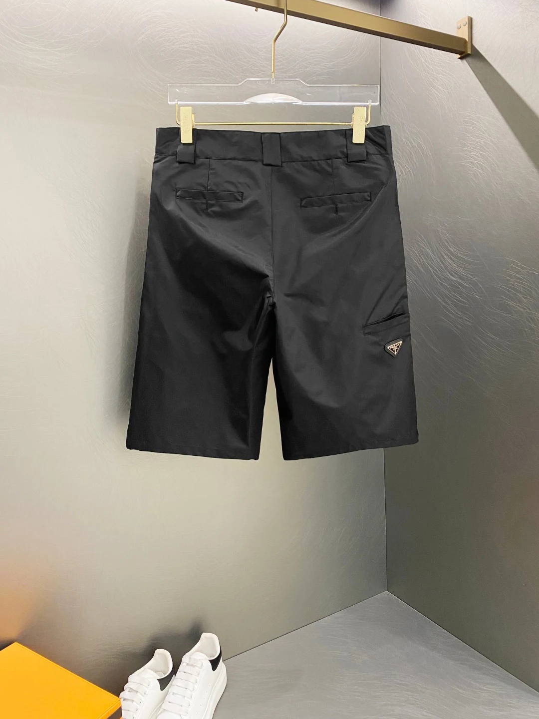 Prada Schwarz Nylon Shorts DO644689