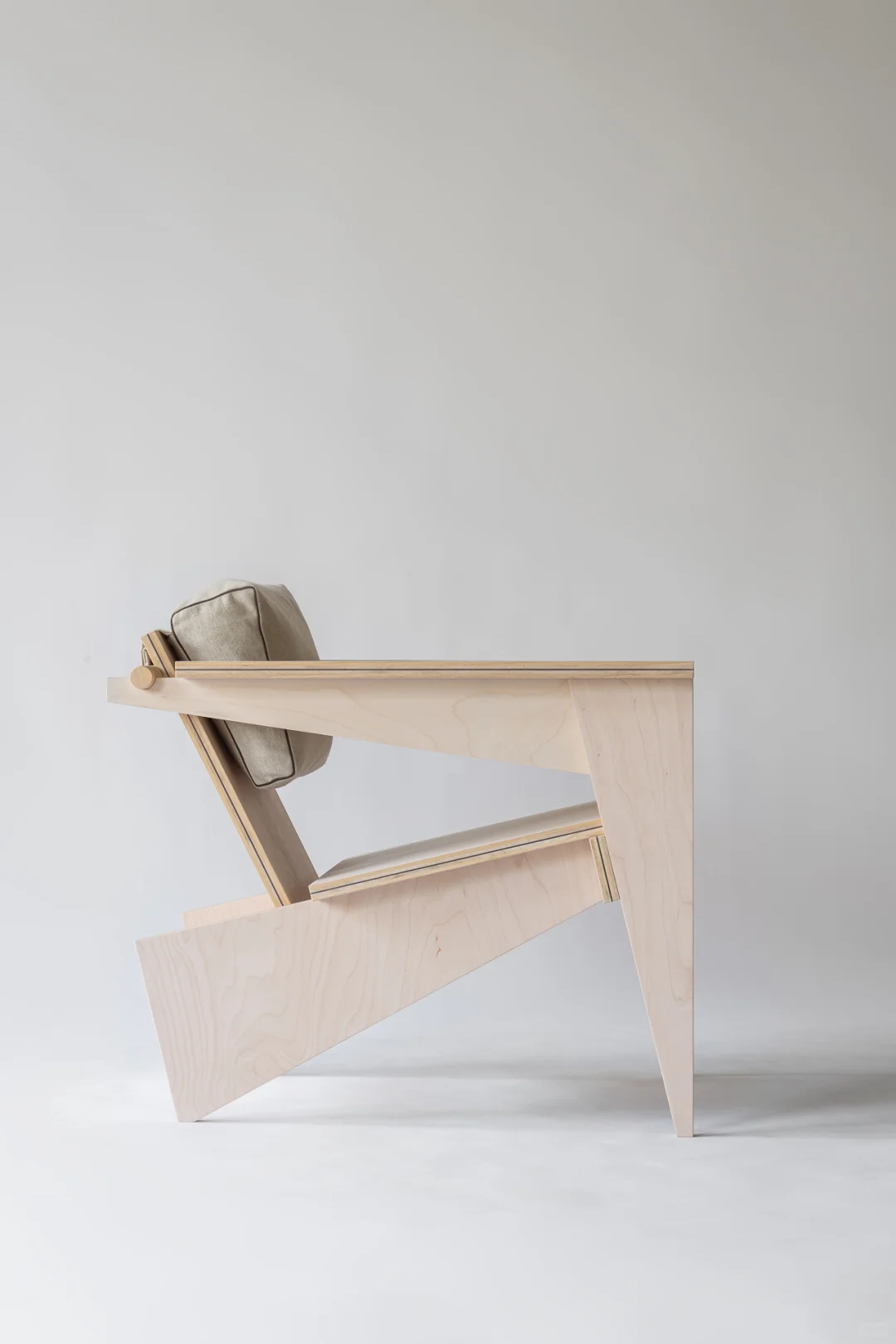 Átló Collection Coffee Chair by Komok – Minimalist Modern Accent Chair for Home & Café