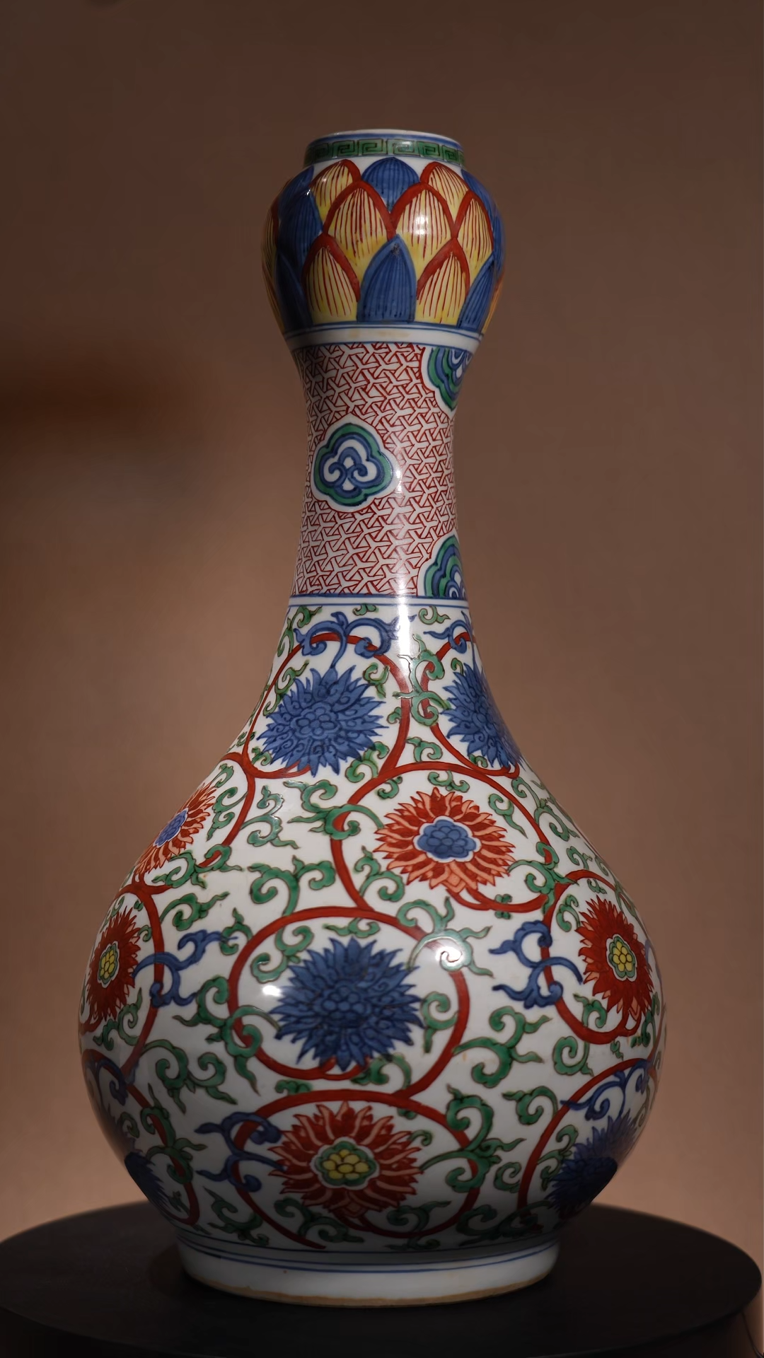 Ancient Chinese Wucai Garlic-Head Vase with Interlocking Lotus Motifs (Marked 