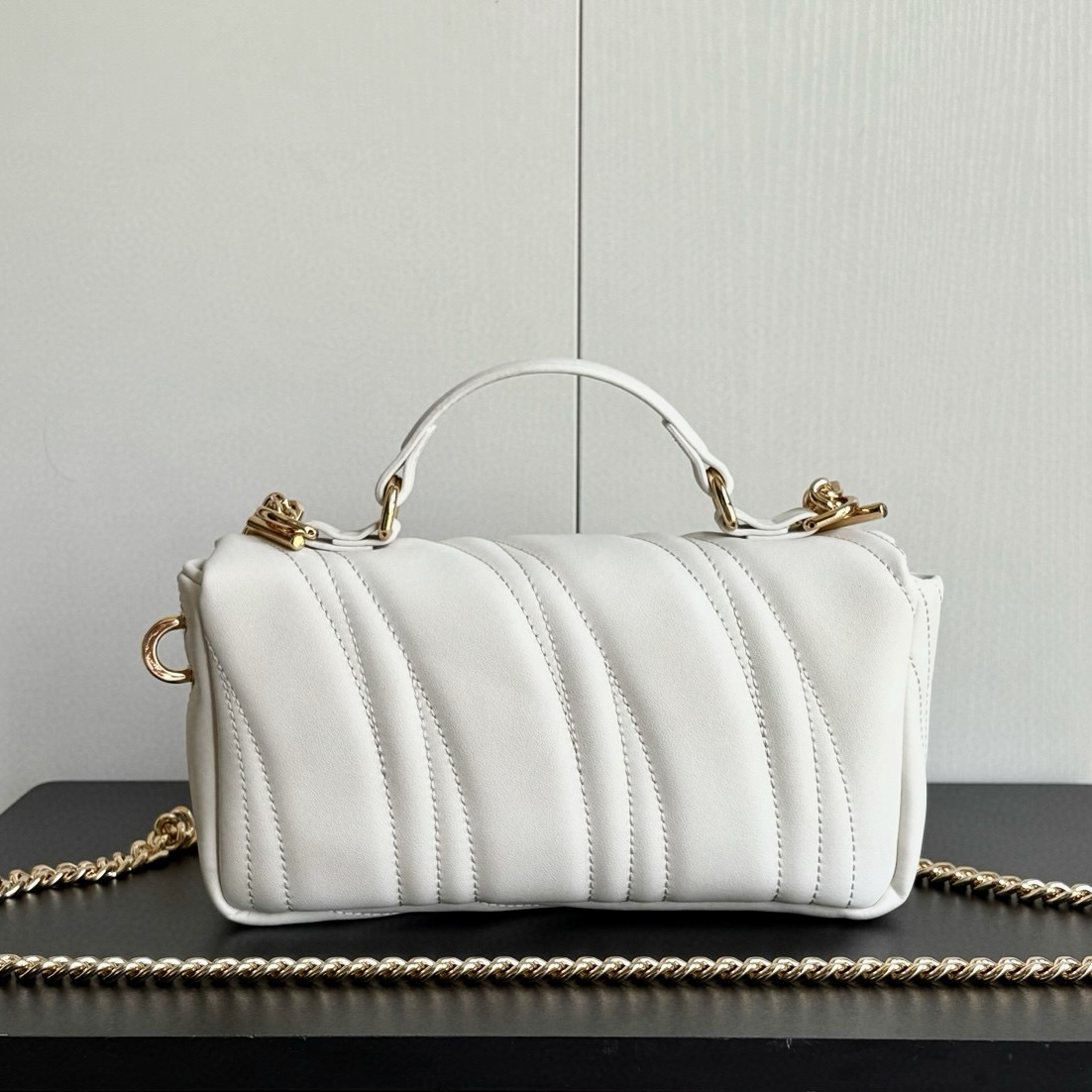 Gucci 806017 Full Leather Quilted Double G Chain Bag/Small Square Handbag (21 × 12.5 × 4.5cm)