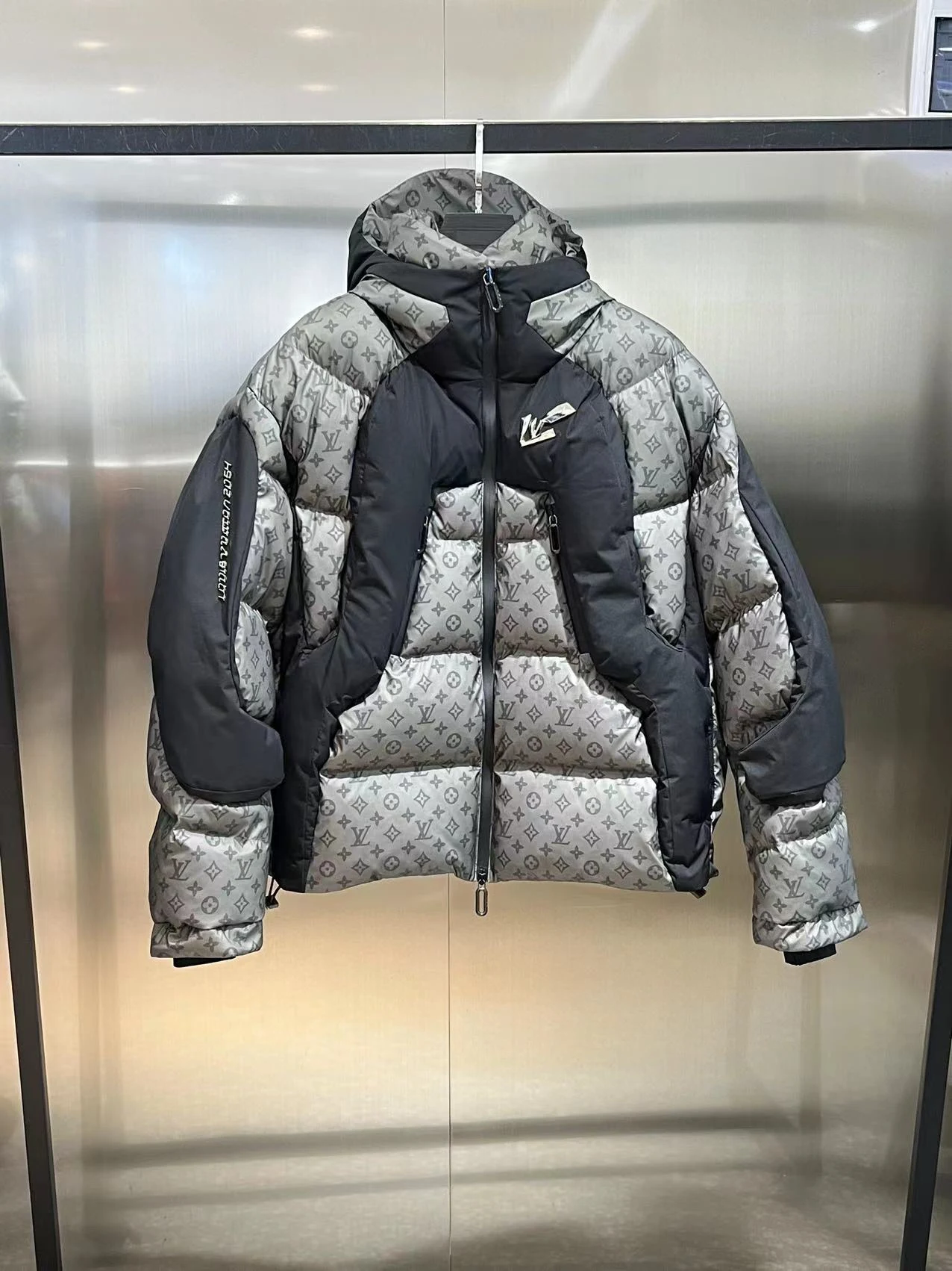 Louis Vuitton Monogram Daunenjacken NT271699
