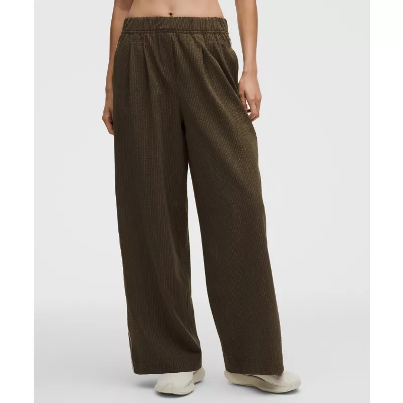 Seersucker WovenAir High-Rise Pleated Pant Regular