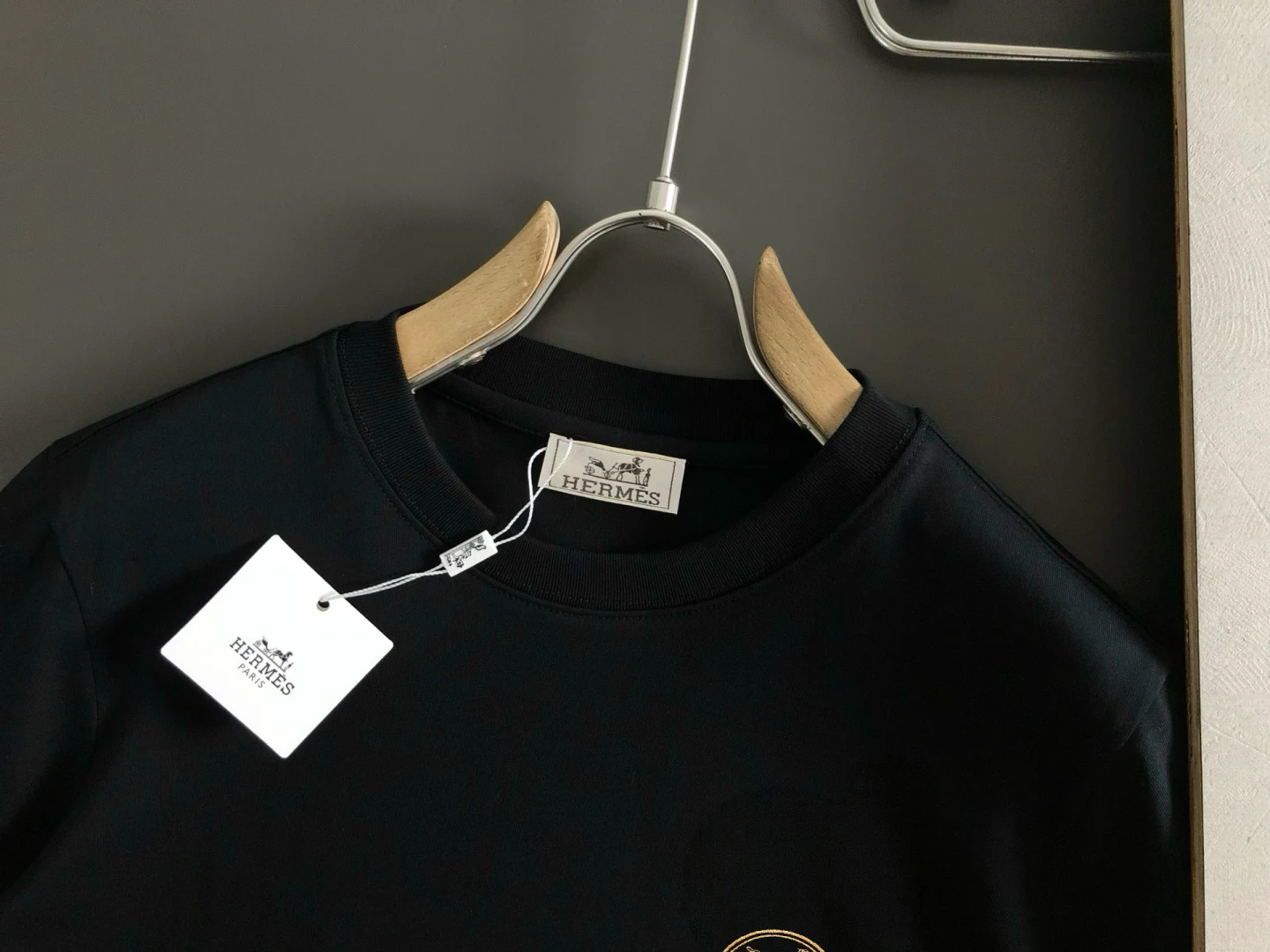 Hermes Rundhals 26SS bestickt Schwarz T-Shirts JT218676