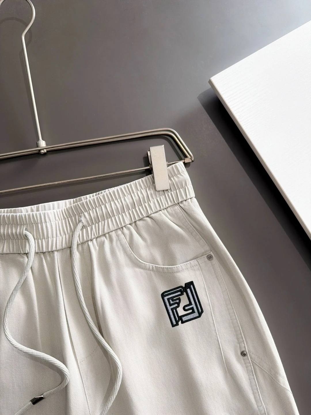 Fendi 25FW Kordelzug Beigefarbene Freizeithose Lange Hosen GA638011