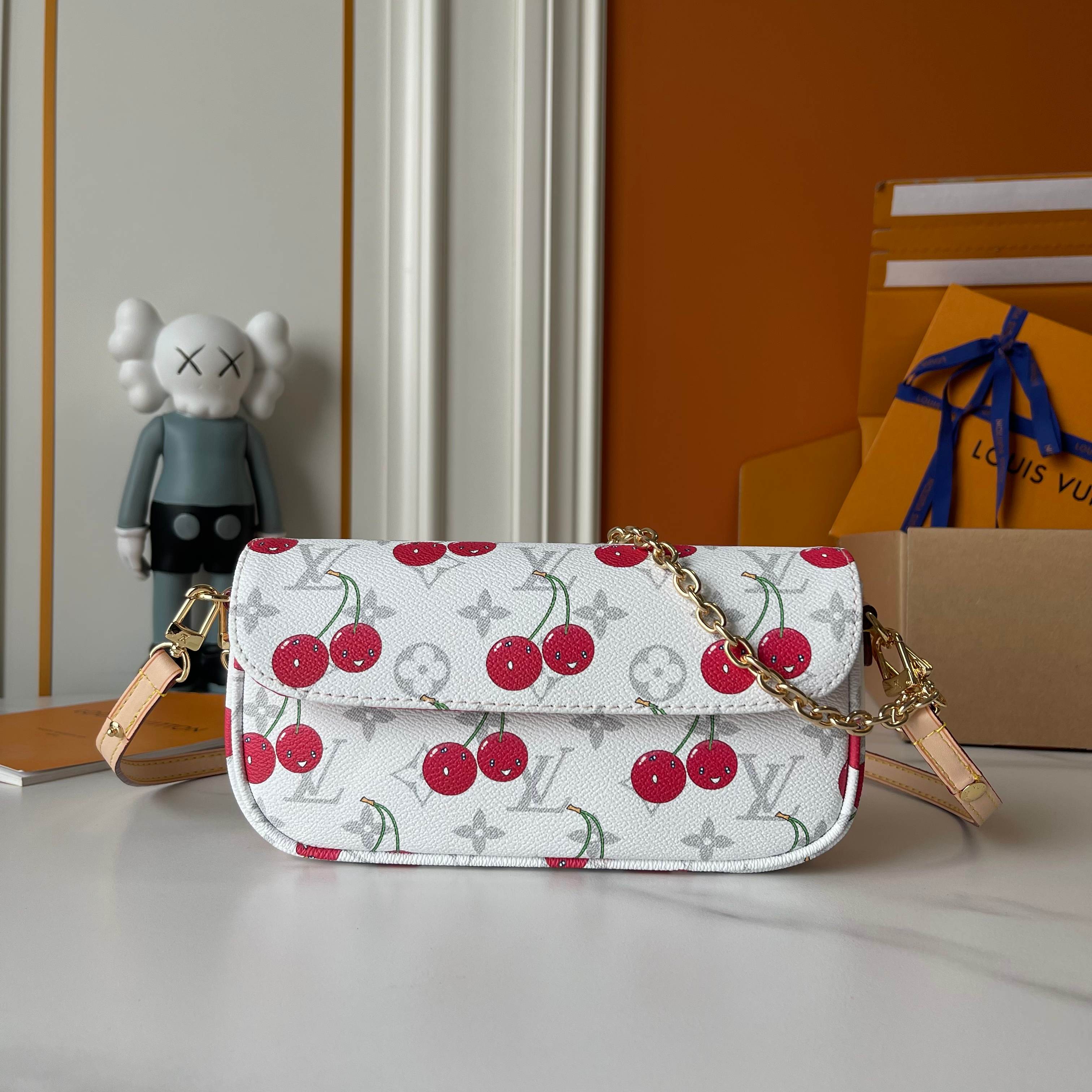 LV Wallet on Chain Ivy handbag features