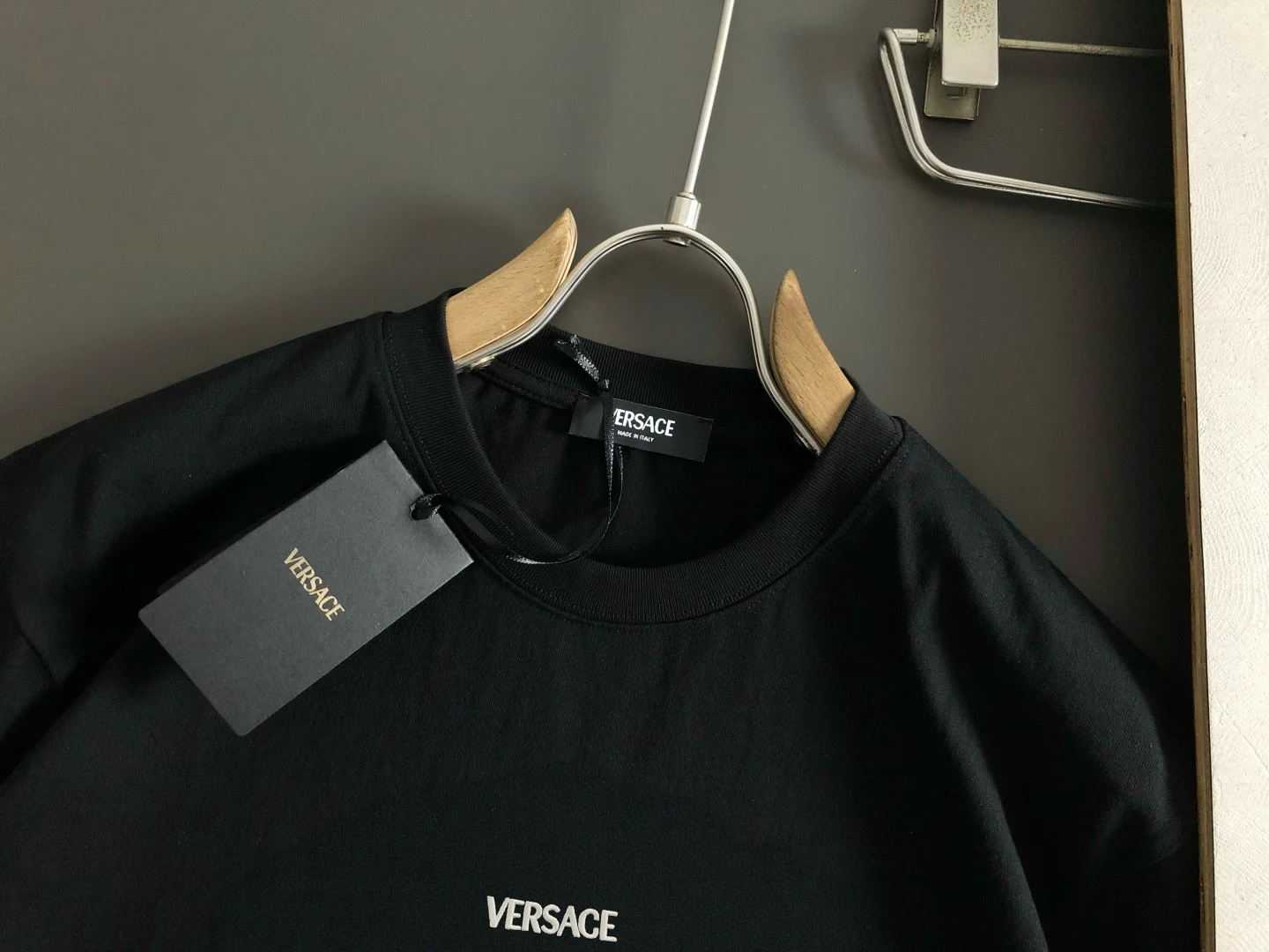 Versace 26SS Rundhals Schwarz T-Shirts UL948718