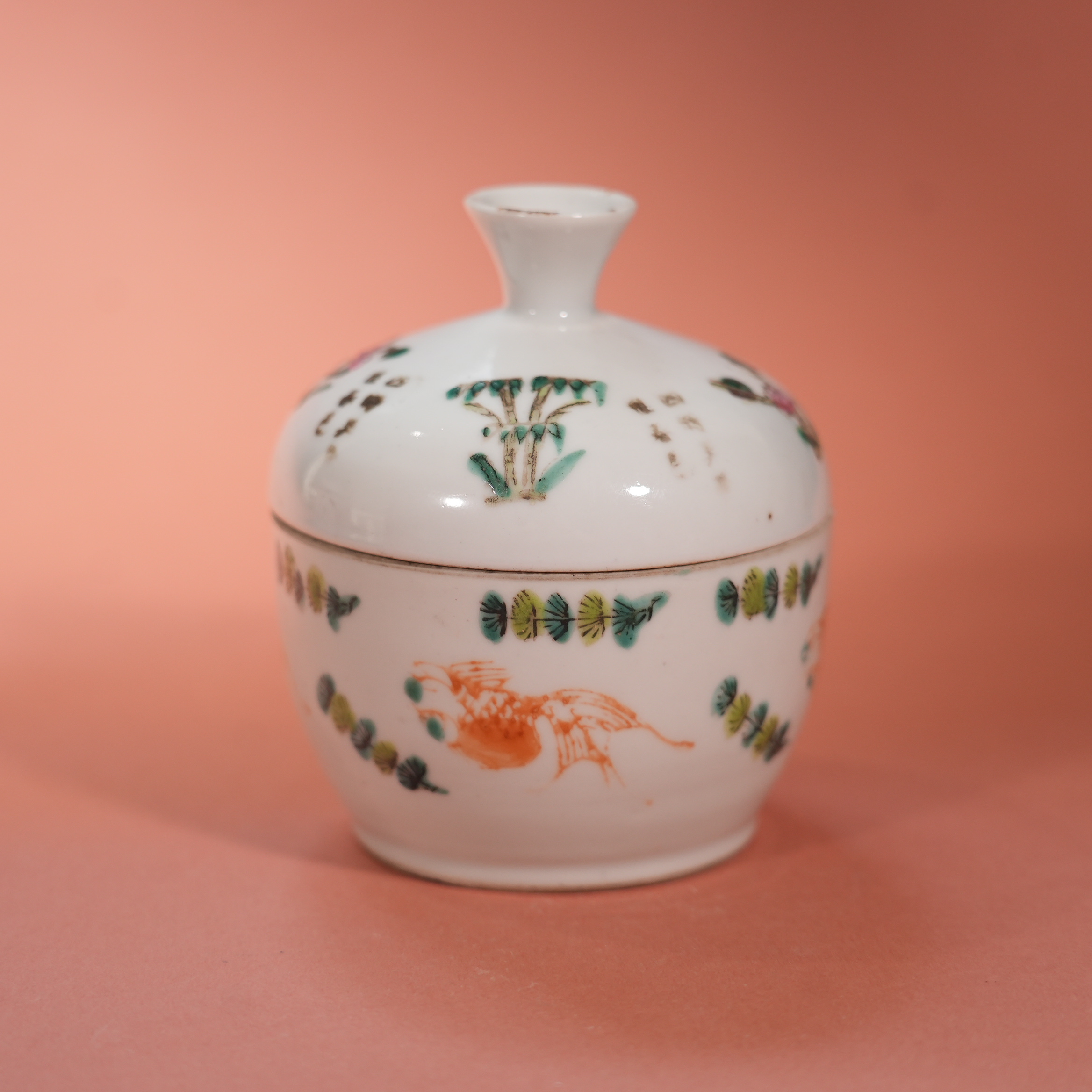 Ancient Chinese Famille Rose Covered Bowl with Fish and Algae Motifs