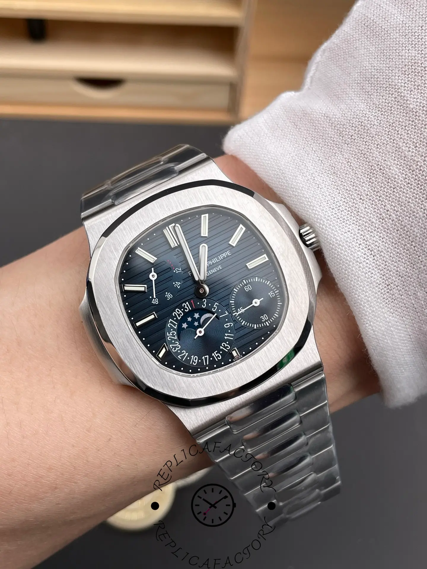 Replica Patek Philippe Nautilus 5712 1A 001 40mm Mens Watch