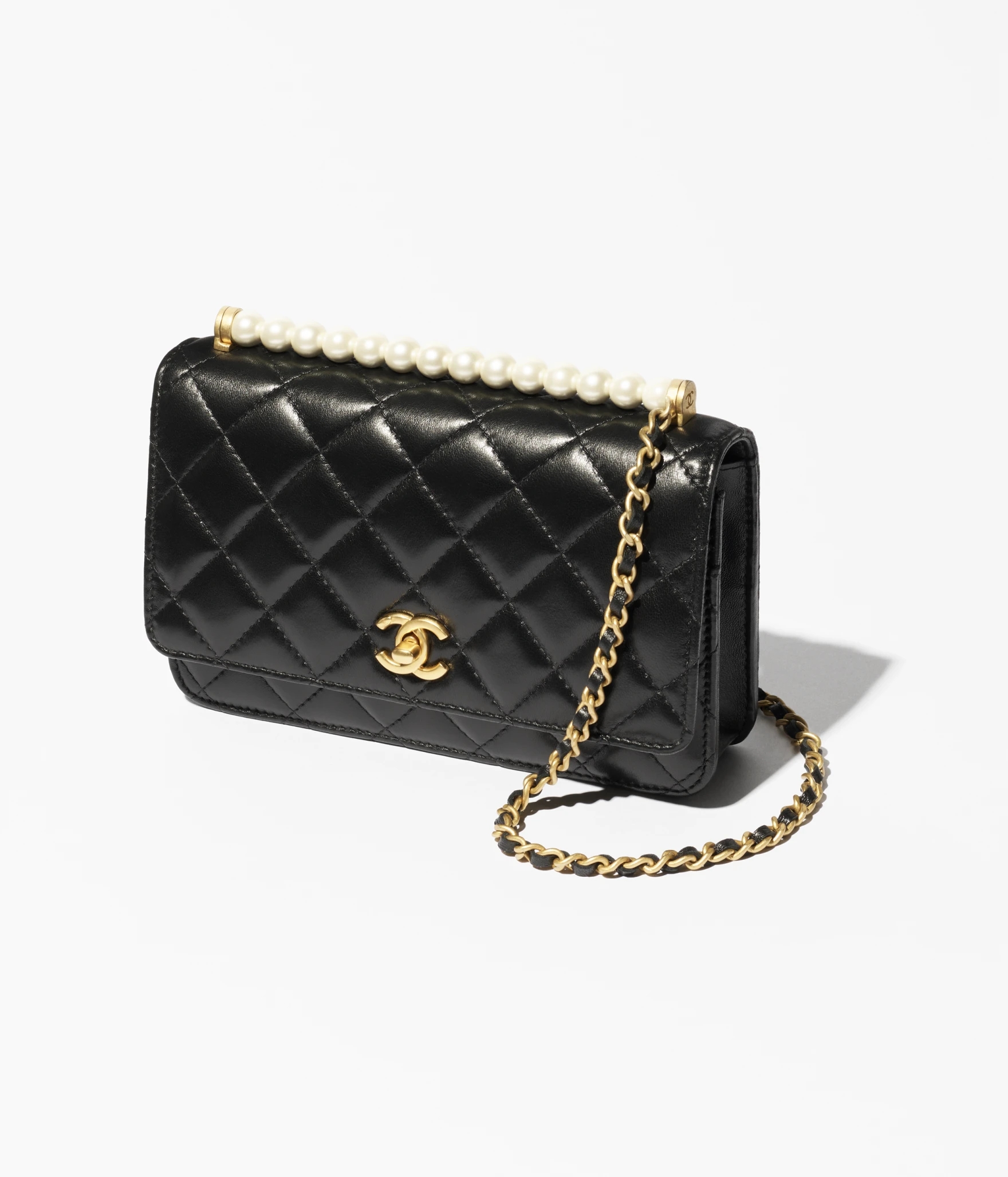 WALLET ON CHAIN Shiny Lambskin, Imitation Pearls & Gold-Tone Metal Black
