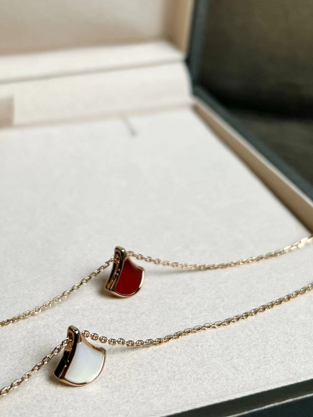 The small fan-shaped jewelry from BVLGARI features an exquisitely petite fan design, which is both delicate and cute. It adds a touch of liveliness and sweetness to your look.