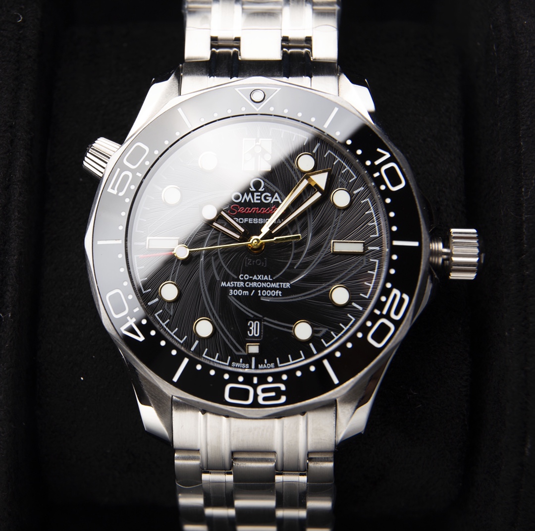 Omega Seamaster 007 1st Anniversary Series 300m Diving Watch has the exclusive quality of the entire network. [Movement] Equipped with a brand new 9015 integrated fully automatic mechanical movement imported from Japan, it truly achieves zero