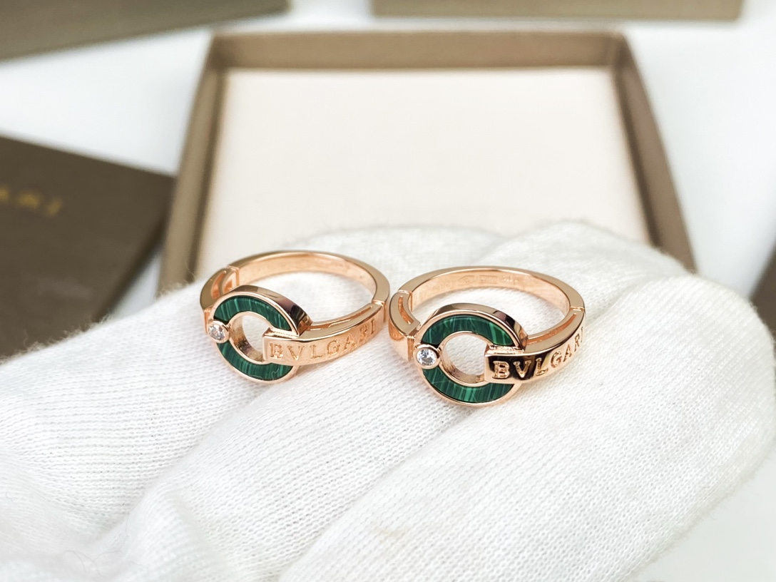 BVLGARI's peacock green letter ring 😍. Exclusive first release. It features high-end hand inlaying with perfect details. ❤️ Since its launch, the popularity of the Roma series has never waned 📣📣. It's in rose gold.