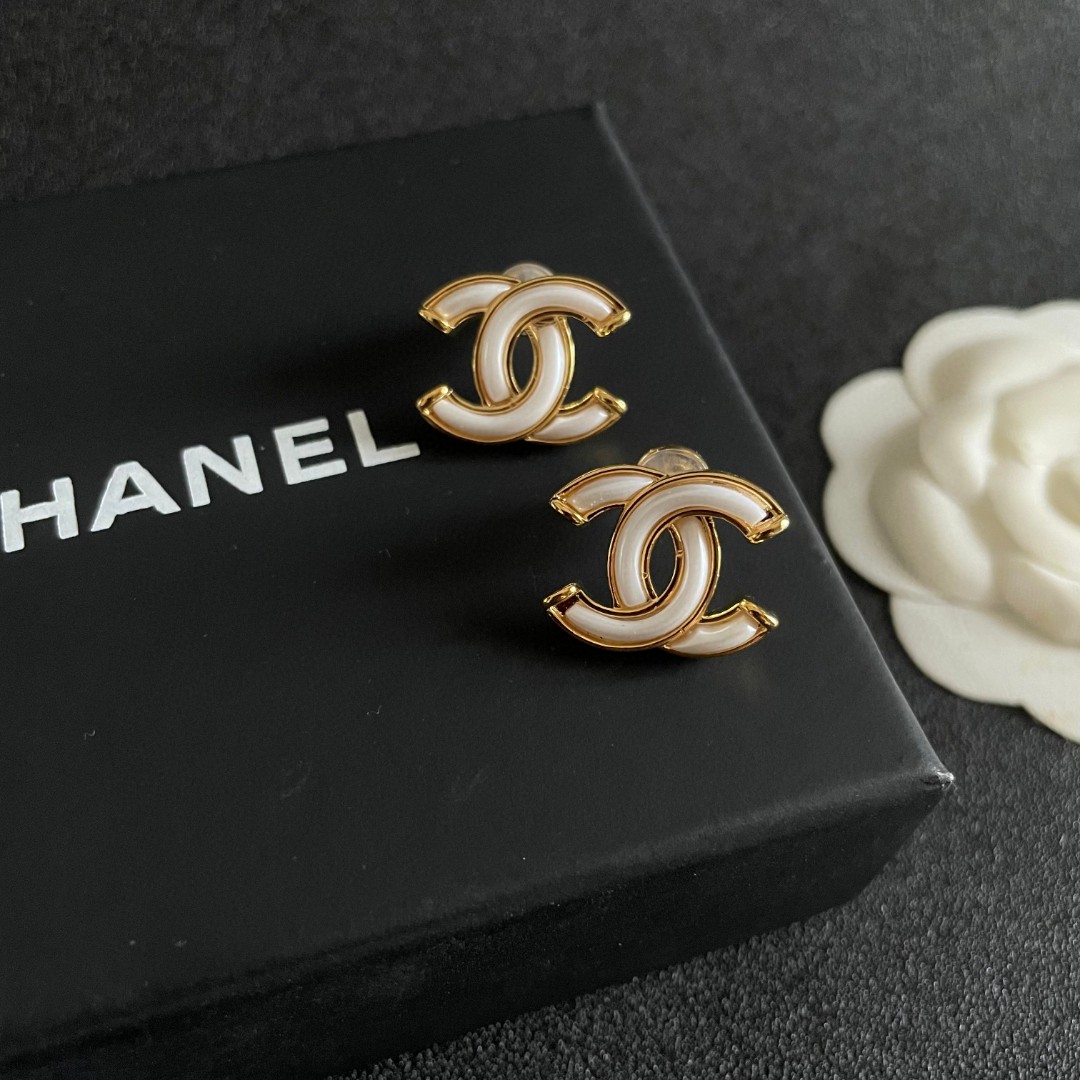 Chanel's vintage stud earrings 👀. There's really no need to elaborate on Chanel's designs. 😘🎶 Each one is stunning, exuding an air of sophistication and elegance, and they truly enhance one's presence.