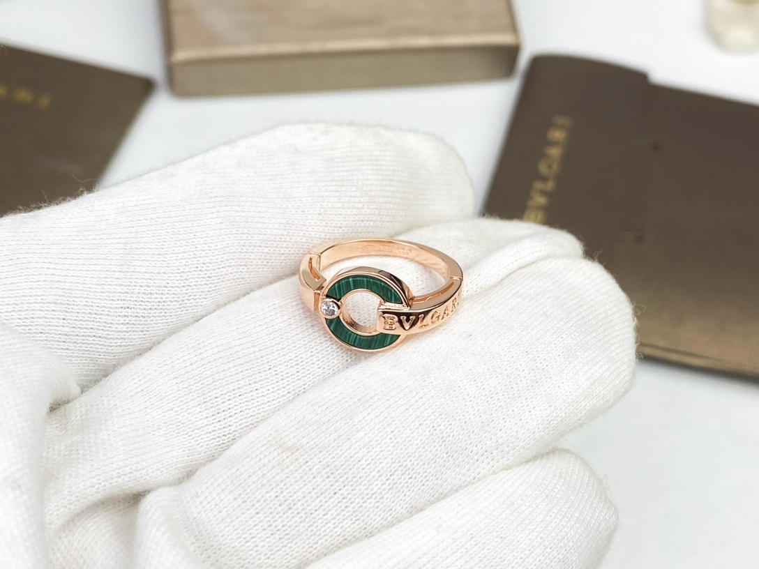 BVLGARI's peacock green letter ring 😍. Exclusive first release. It features high-end hand inlaying with perfect details. ❤️ Since its launch, the popularity of the Roma series has never waned 📣📣. It's in rose gold.