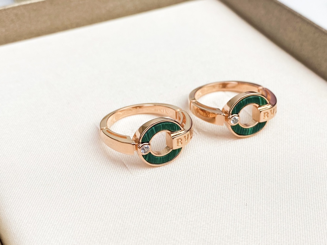 BVLGARI's peacock green letter ring 😍. Exclusive first release. It features high-end hand inlaying with perfect details. ❤️ Since its launch, the popularity of the Roma series has never waned 📣📣. It's in rose gold.