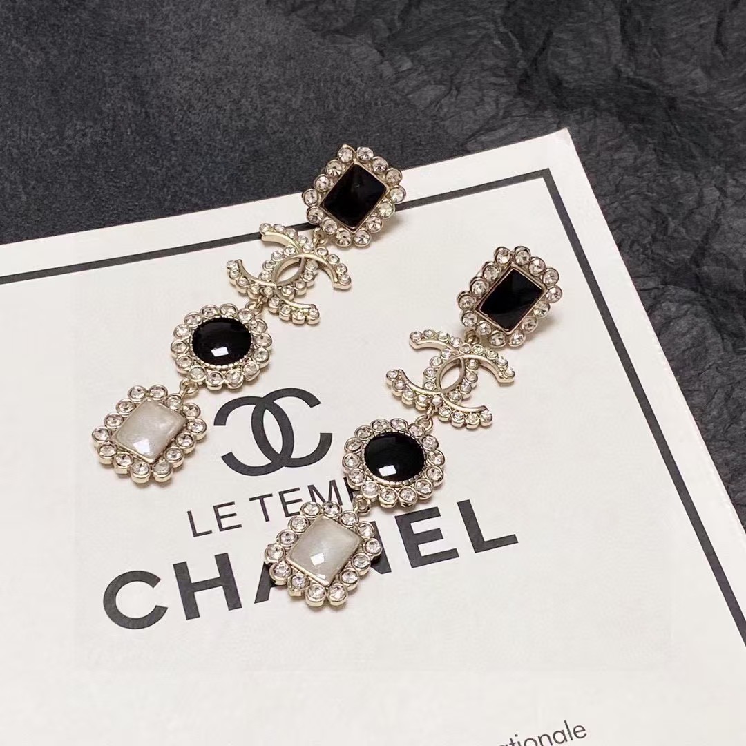 Agate Vintage - style Letter - designed Long Earrings. Beauty can never outshine classic charm. Chanel in its golden era represents the ultimate classic and exudes the most captivating allure. It showcases women's independent,