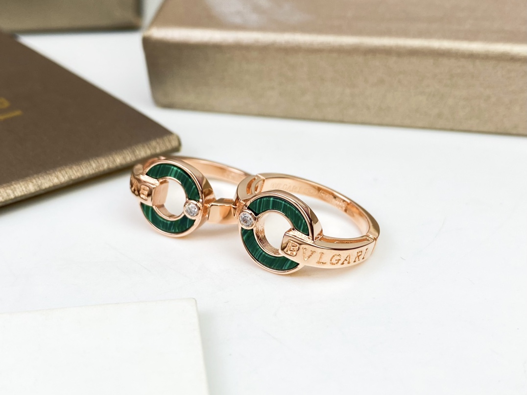BVLGARI's peacock green letter ring 😍. Exclusive first release. It features high-end hand inlaying with perfect details. ❤️ Since its launch, the popularity of the Roma series has never waned 📣📣. It's in rose gold.