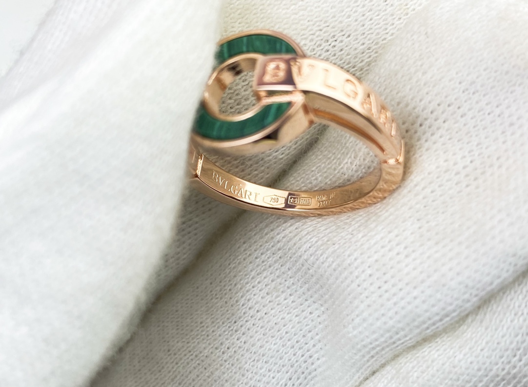 BVLGARI's peacock green letter ring 😍. Exclusive first release. It features high-end hand inlaying with perfect details. ❤️ Since its launch, the popularity of the Roma series has never waned 📣📣. It's in rose gold.