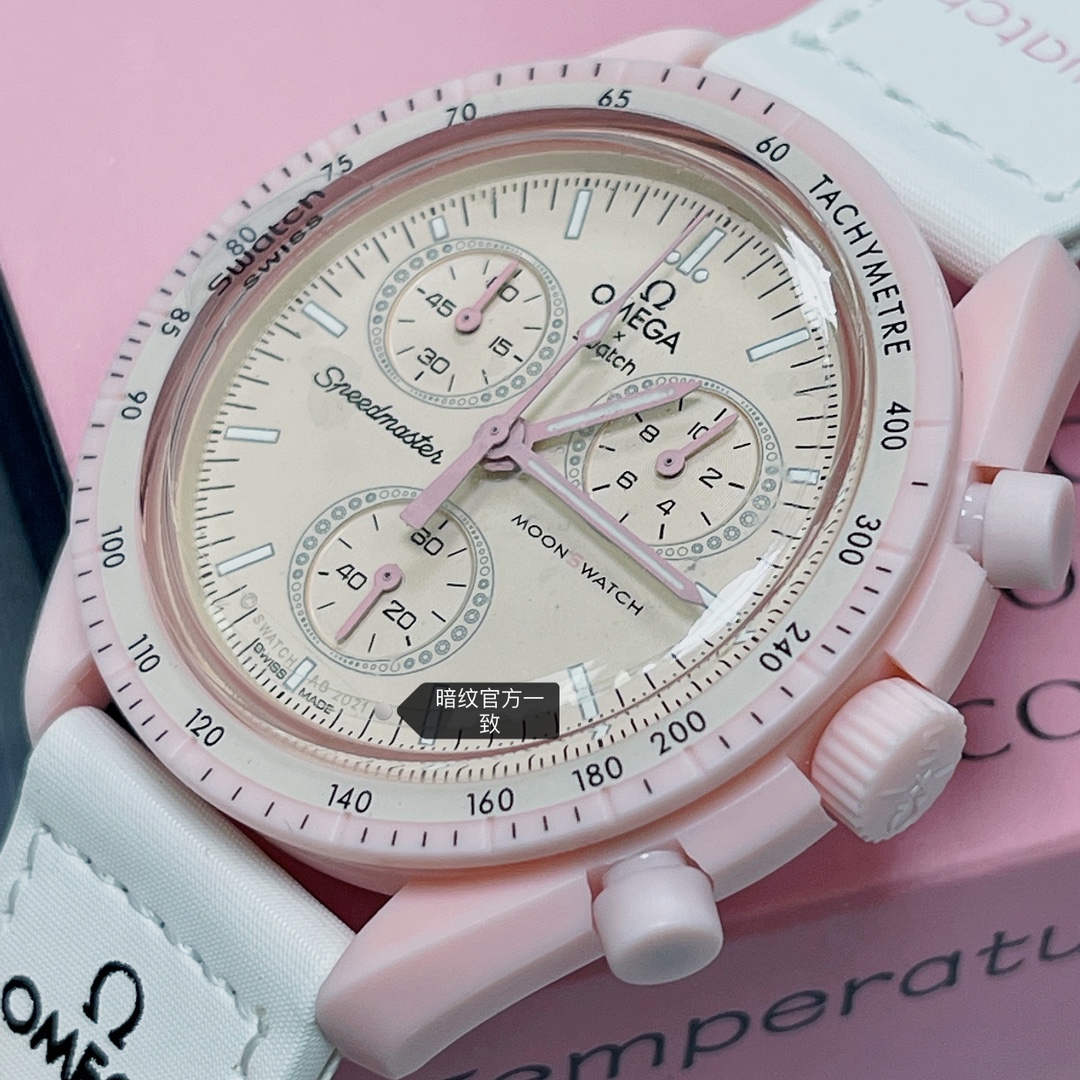Omega swatch co-branded Style No. 3 Venus model pink. Look for quality. Affordable price. SWATCH Swatch®️OMEGA Omega co-branded This watch has such a striking design, the white VELCRO© strap is perfectly blended with the soft light pink tone. The edg