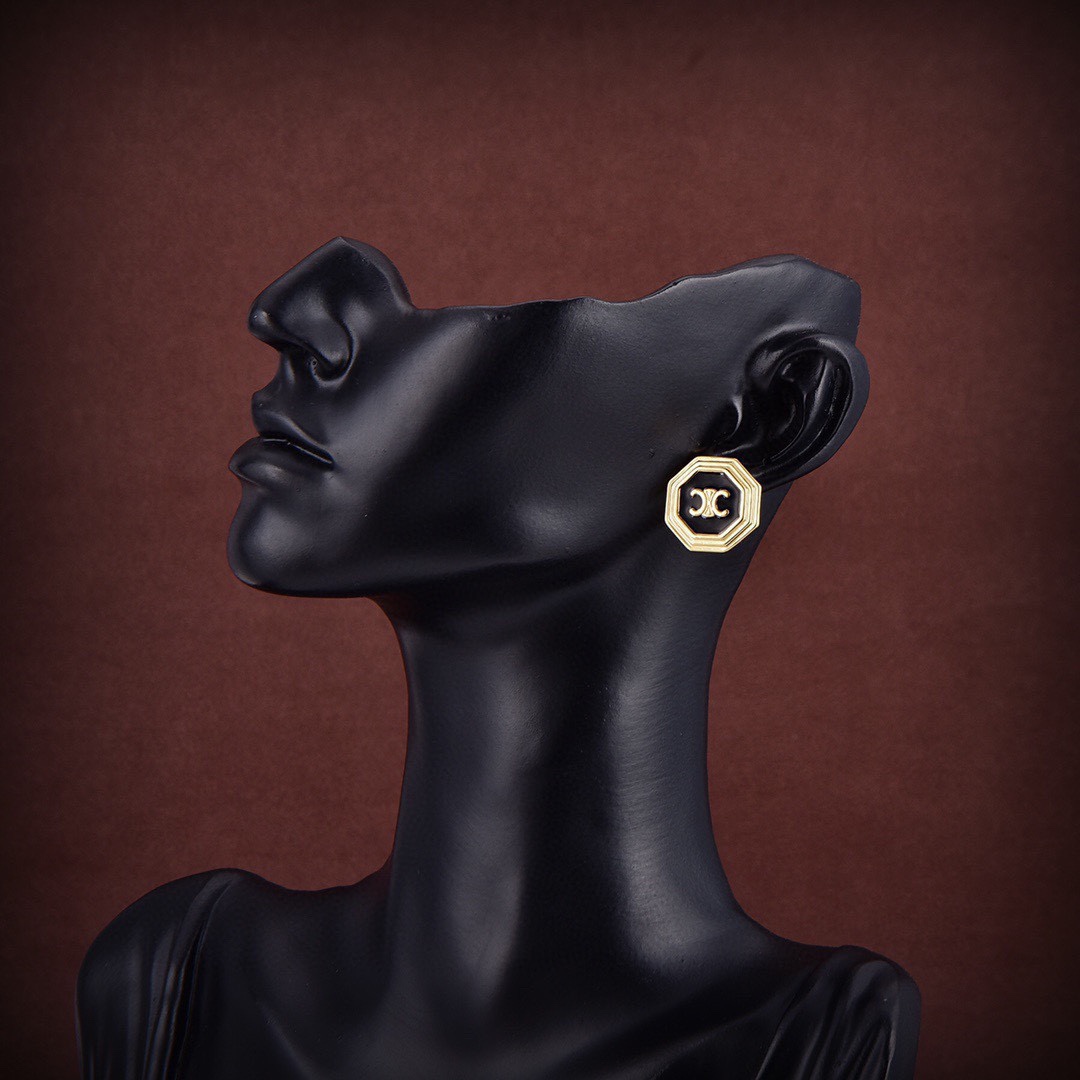 The new Celine Triomphe stud earrings feature a distinctive design, are full of personality, and completely subvert your impression of traditional earrings, making them extremely charming.