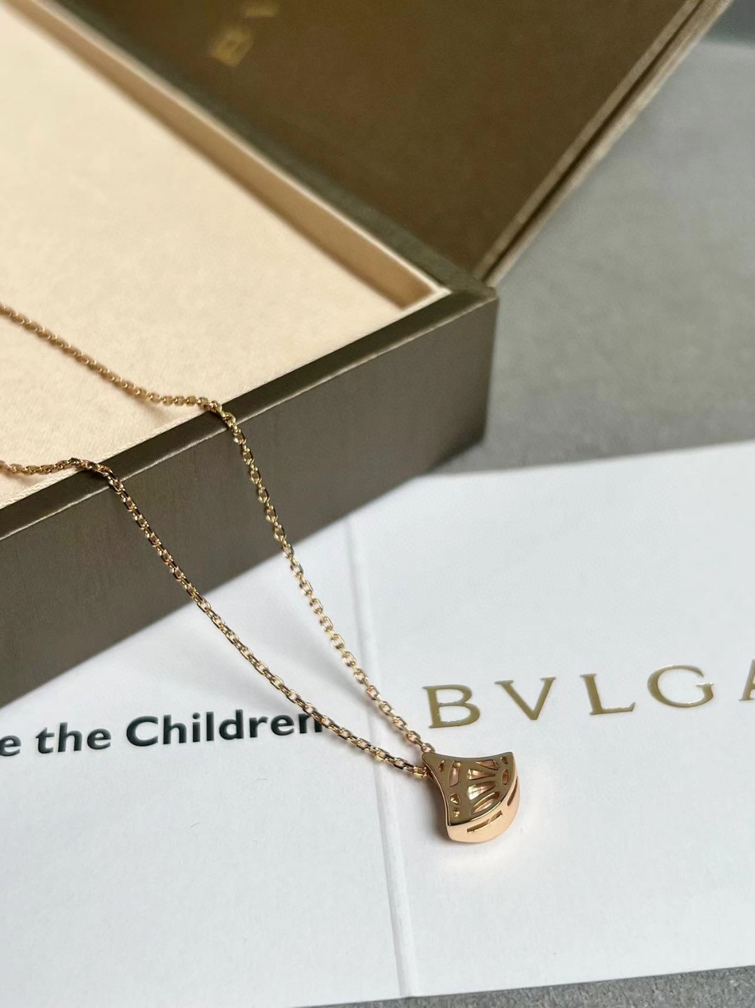 The small fan-shaped jewelry from BVLGARI features an exquisitely petite fan design, which is both delicate and cute. It adds a touch of liveliness and sweetness to your look.