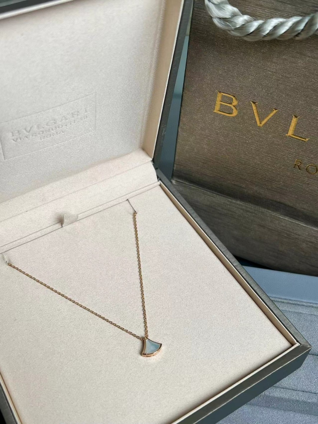 The small fan-shaped jewelry from BVLGARI features an exquisitely petite fan design, which is both delicate and cute. It adds a touch of liveliness and sweetness to your look.