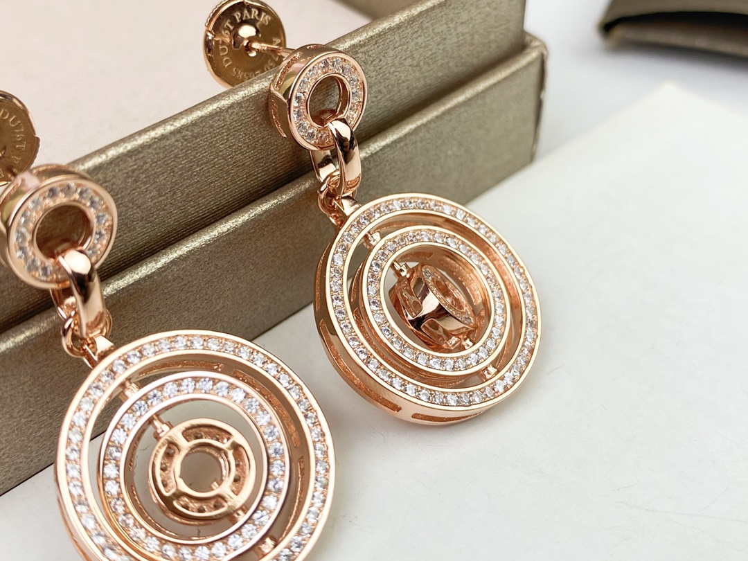 UFO Studs 18. BVLGARI Astrale Series, the lucky-turning stud earrings. They are double-sided and rotatable, with diamonds on one side and the logo letters on the other. 🔥Lucky earrings, made of 925 silver needles. ❣️