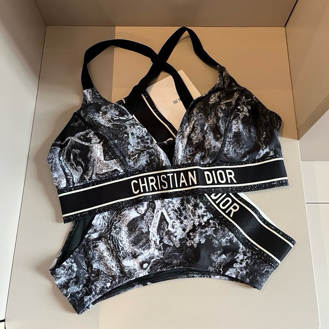 Dior's new split swimsuit😍🥰A swimsuit suitable for a variety of scenes🏊‍♀️