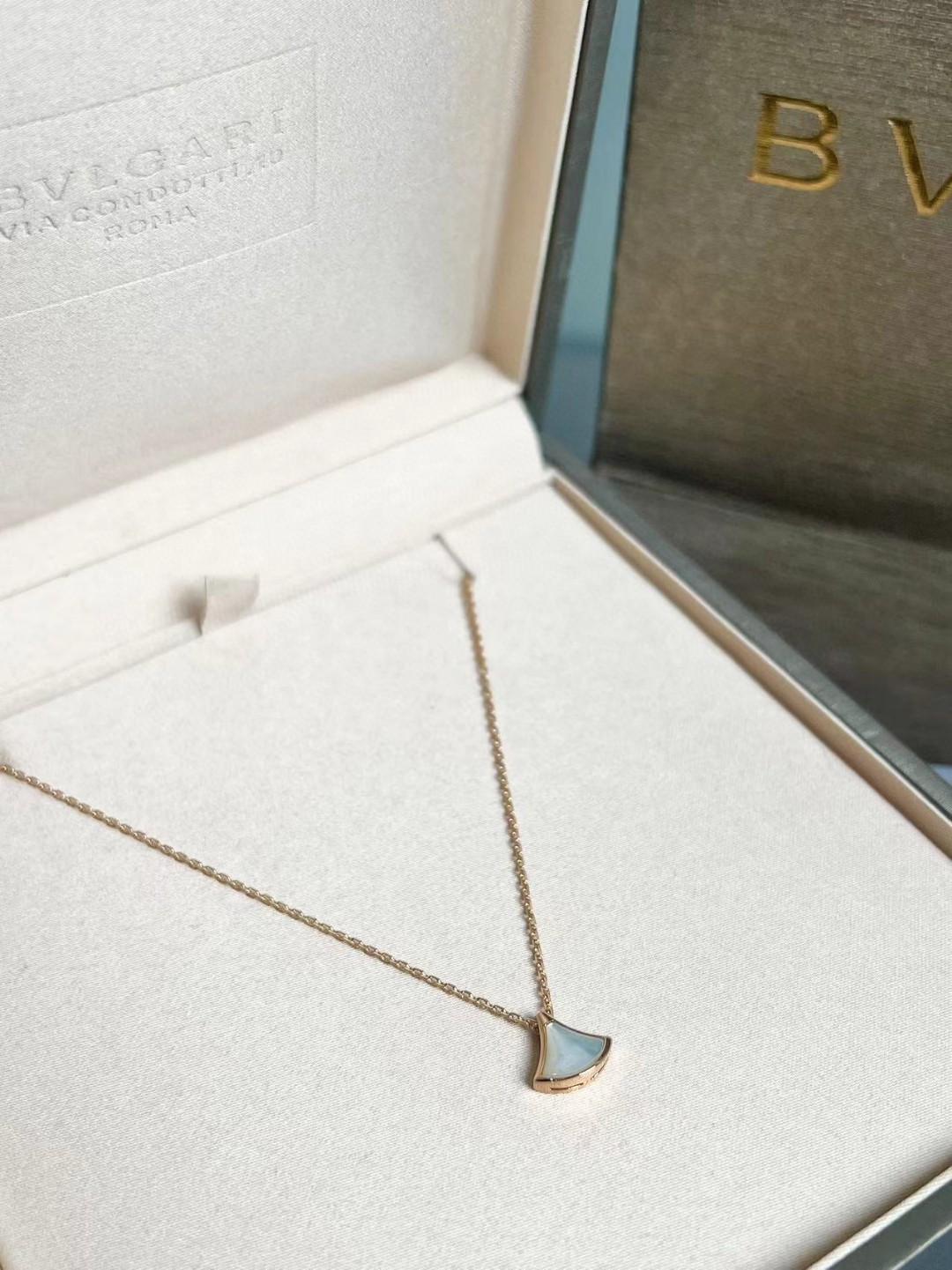 The small fan-shaped jewelry from BVLGARI features an exquisitely petite fan design, which is both delicate and cute. It adds a touch of liveliness and sweetness to your look.