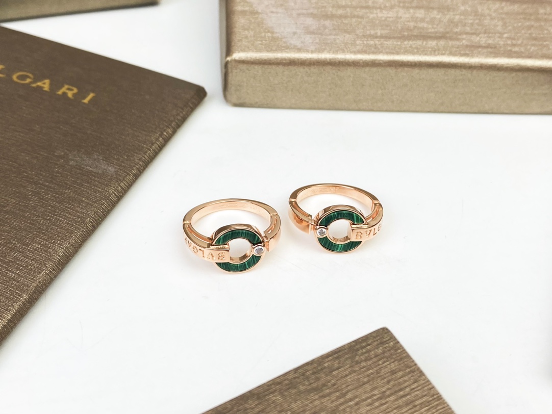 BVLGARI's peacock green letter ring 😍. Exclusive first release. It features high-end hand inlaying with perfect details. ❤️ Since its launch, the popularity of the Roma series has never waned 📣📣. It's in rose gold.