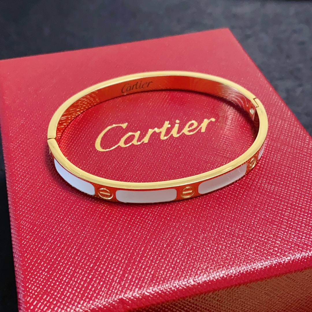 Cartier. The latest release on the Cartier official website 👉🏻 The extremely popular gold and colorful flathead screwdriver bracelet 💥