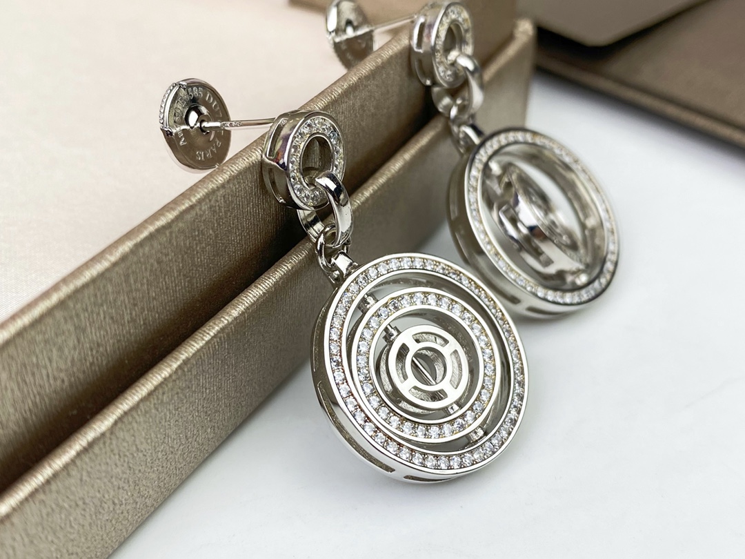 UFO Studs 18. BVLGARI Astrale Series, the lucky-turning stud earrings. They are double-sided and rotatable, with diamonds on one side and the logo letters on the other. 🔥Lucky earrings, made of 925 silver needles. ❣️