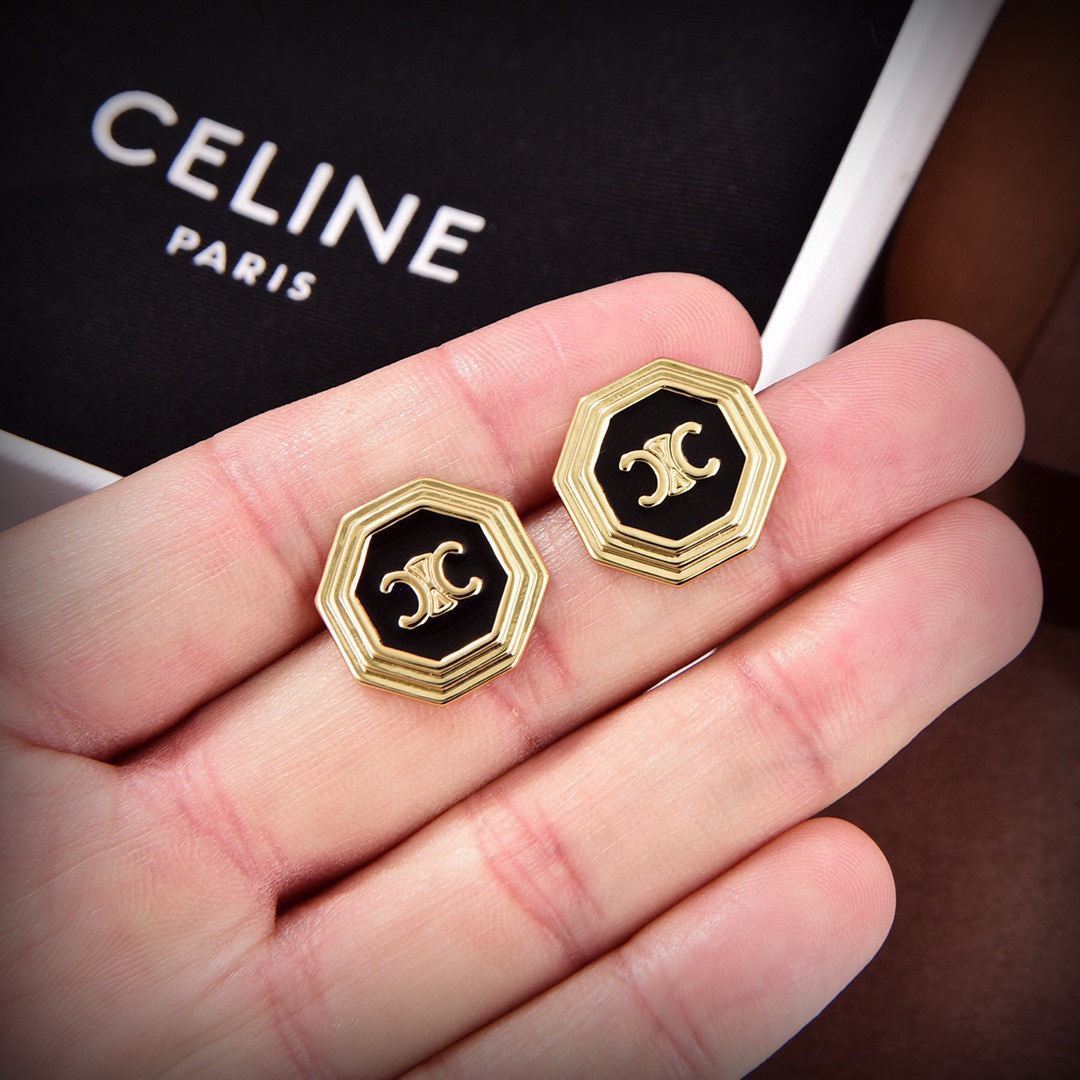 The new Celine Triomphe stud earrings feature a distinctive design, are full of personality, and completely subvert your impression of traditional earrings, making them extremely charming.